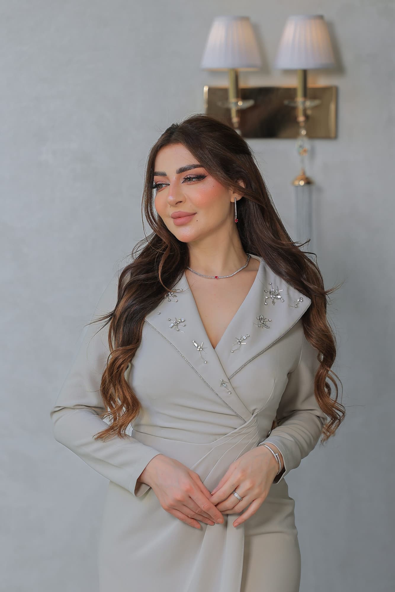 فستان أنيق مع ياقة عريضة مُزينة بتطريز ناعم