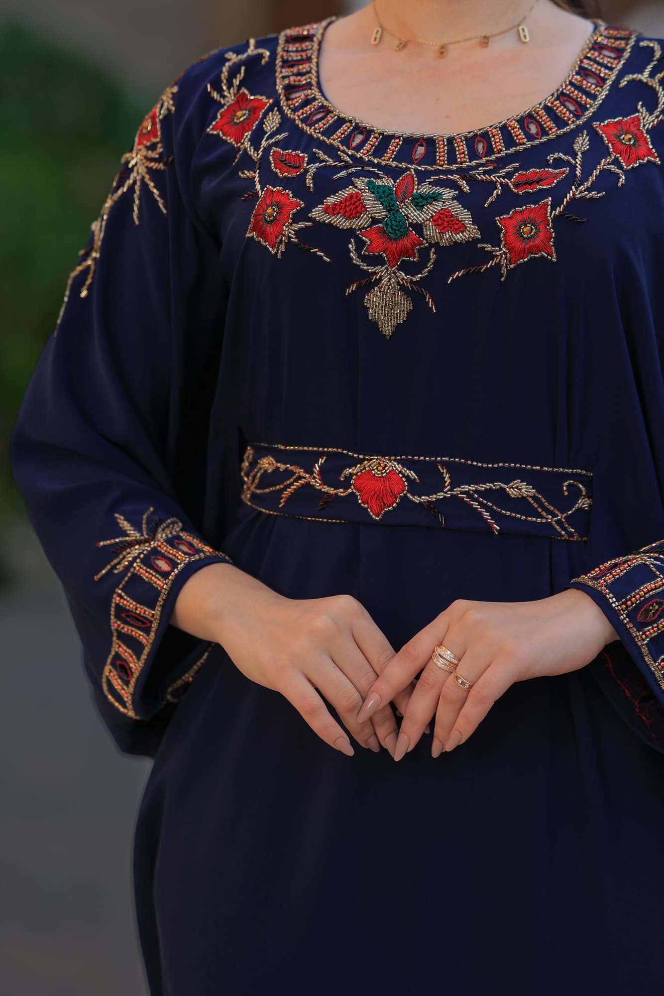 جلابية ناعمة واسعة مزينه بتطريز زهور بألوان حمراء وذهبية كحلي داكن