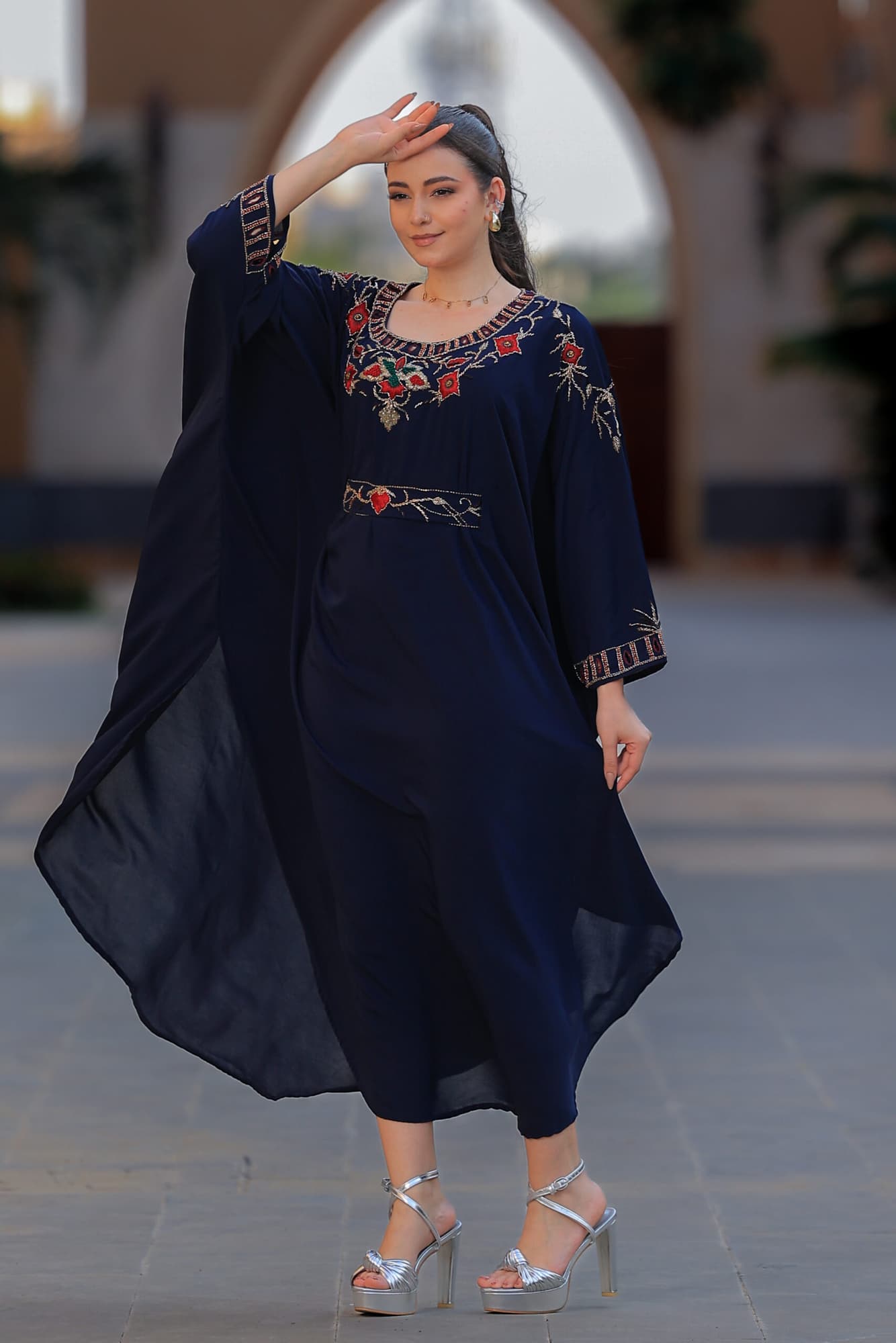 جلابية ناعمة واسعة مزينه بتطريز زهور بألوان حمراء وذهبية