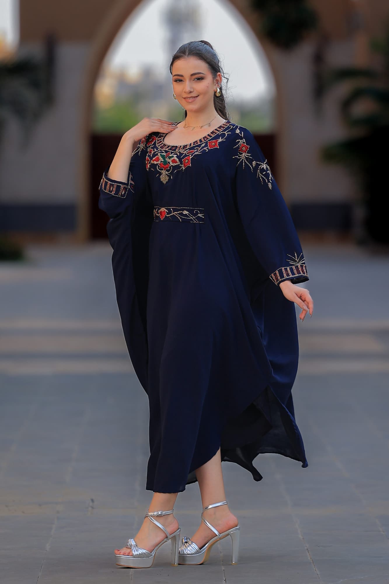 جلابية ناعمة واسعة مزينه بتطريز زهور بألوان حمراء وذهبية