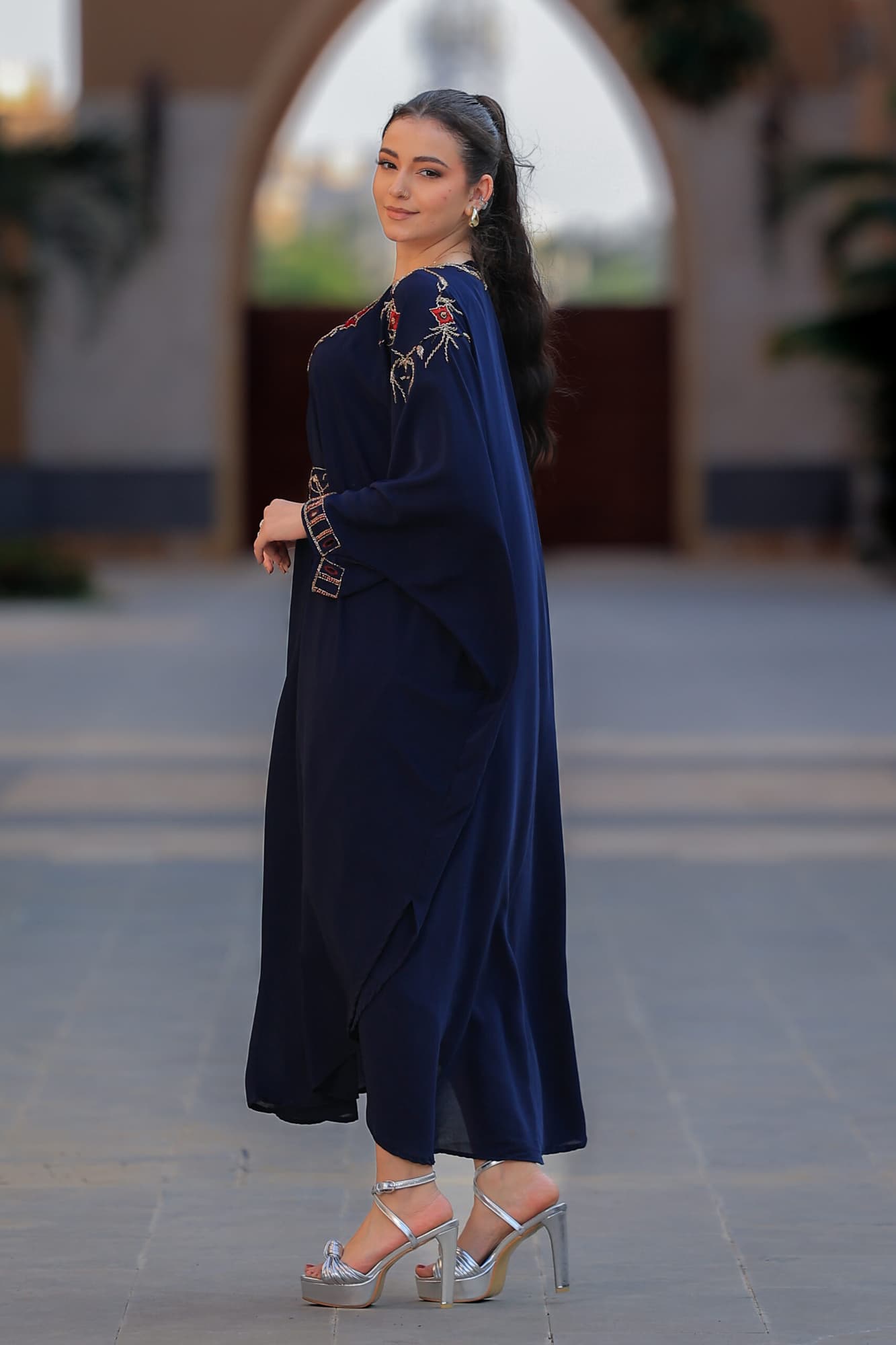 جلابية ناعمة واسعة مزينه بتطريز زهور بألوان حمراء وذهبية