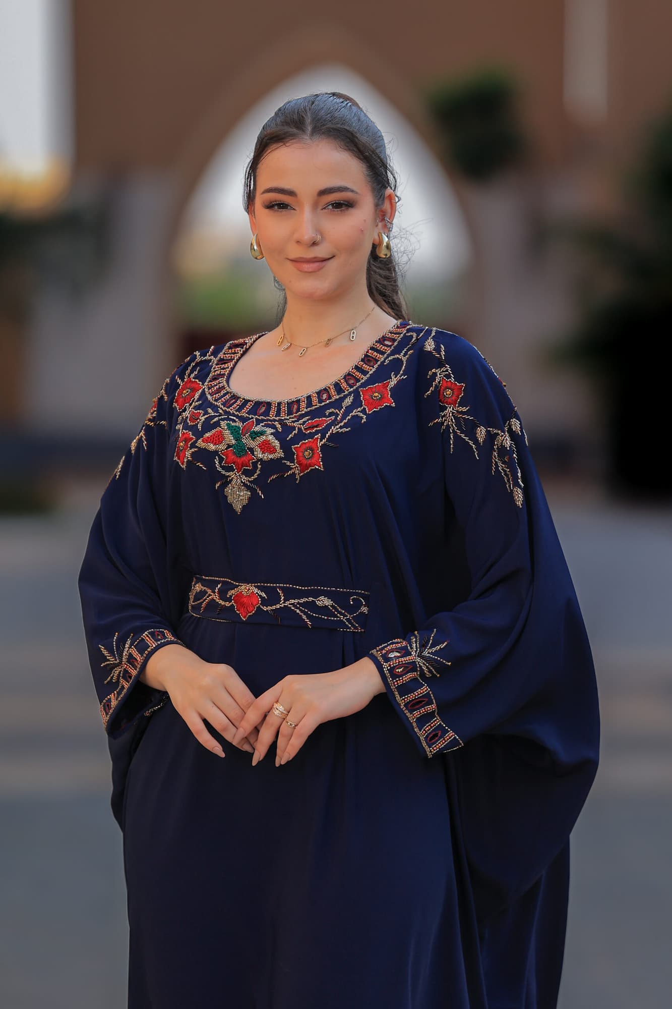 جلابية ناعمة واسعة مزينه بتطريز زهور بألوان حمراء وذهبية