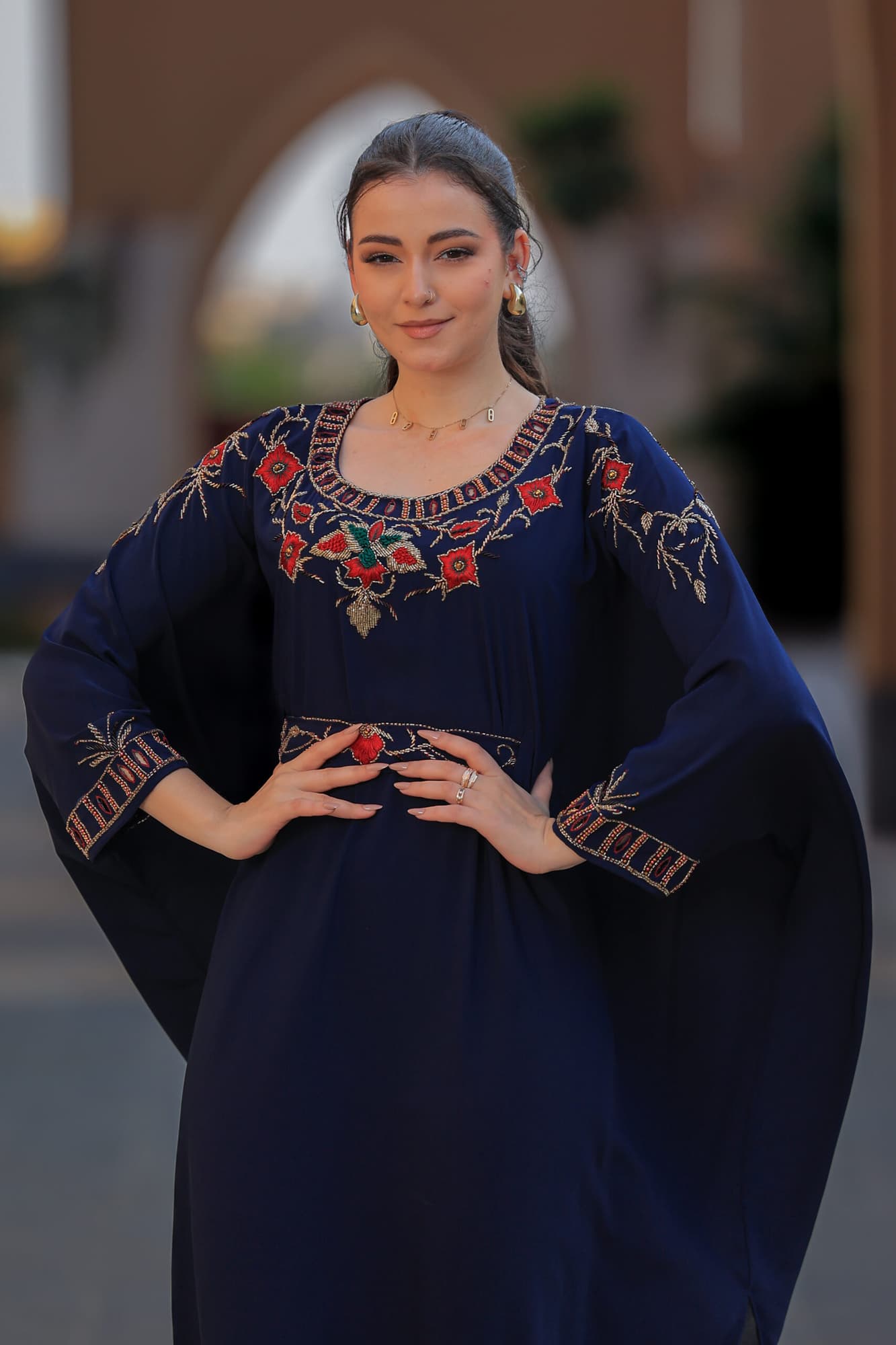 جلابية ناعمة واسعة مزينه بتطريز زهور بألوان حمراء وذهبية