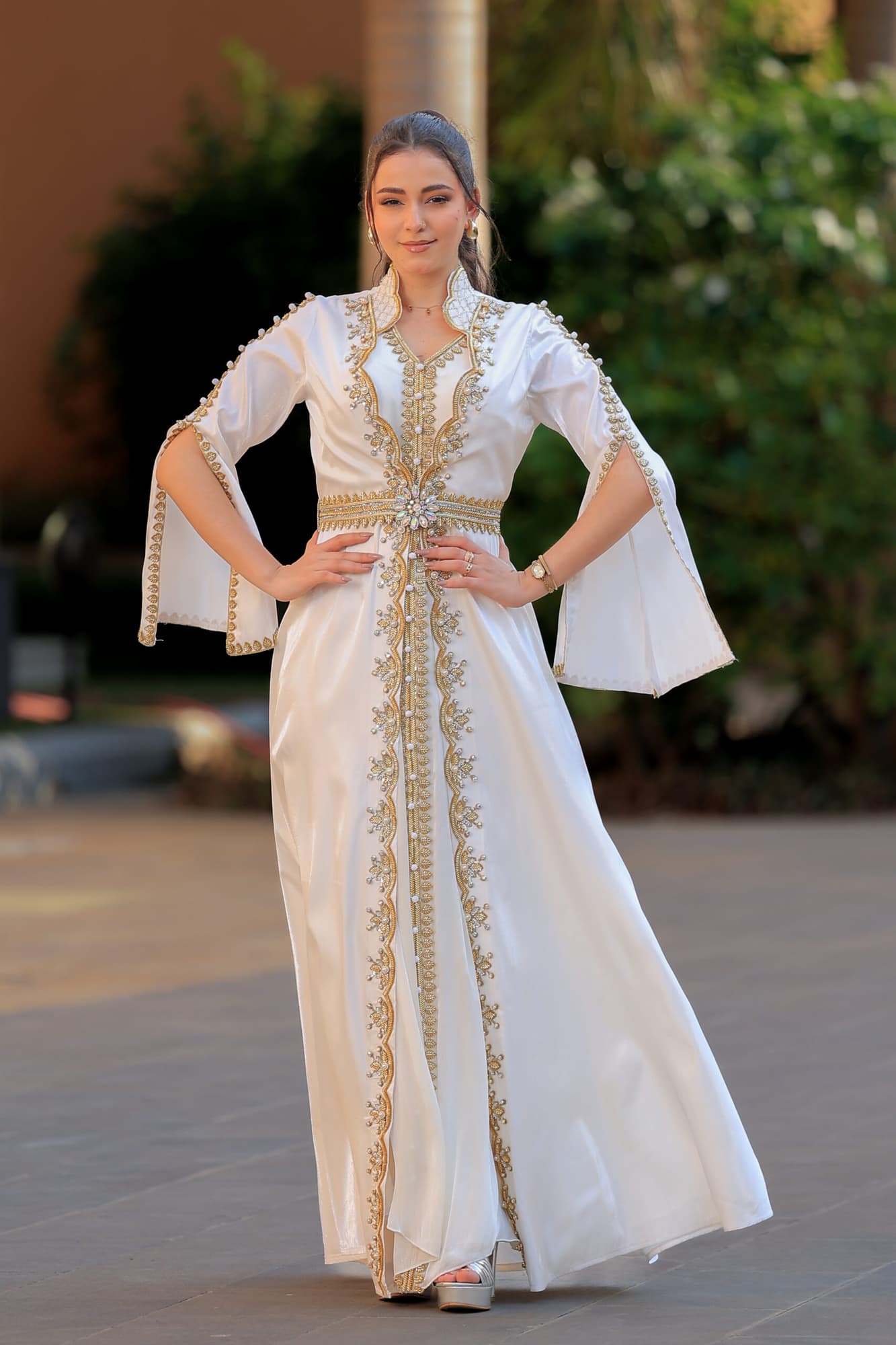 قفطان أنيق فخم قطعتين مطرز بخرز وكريستال