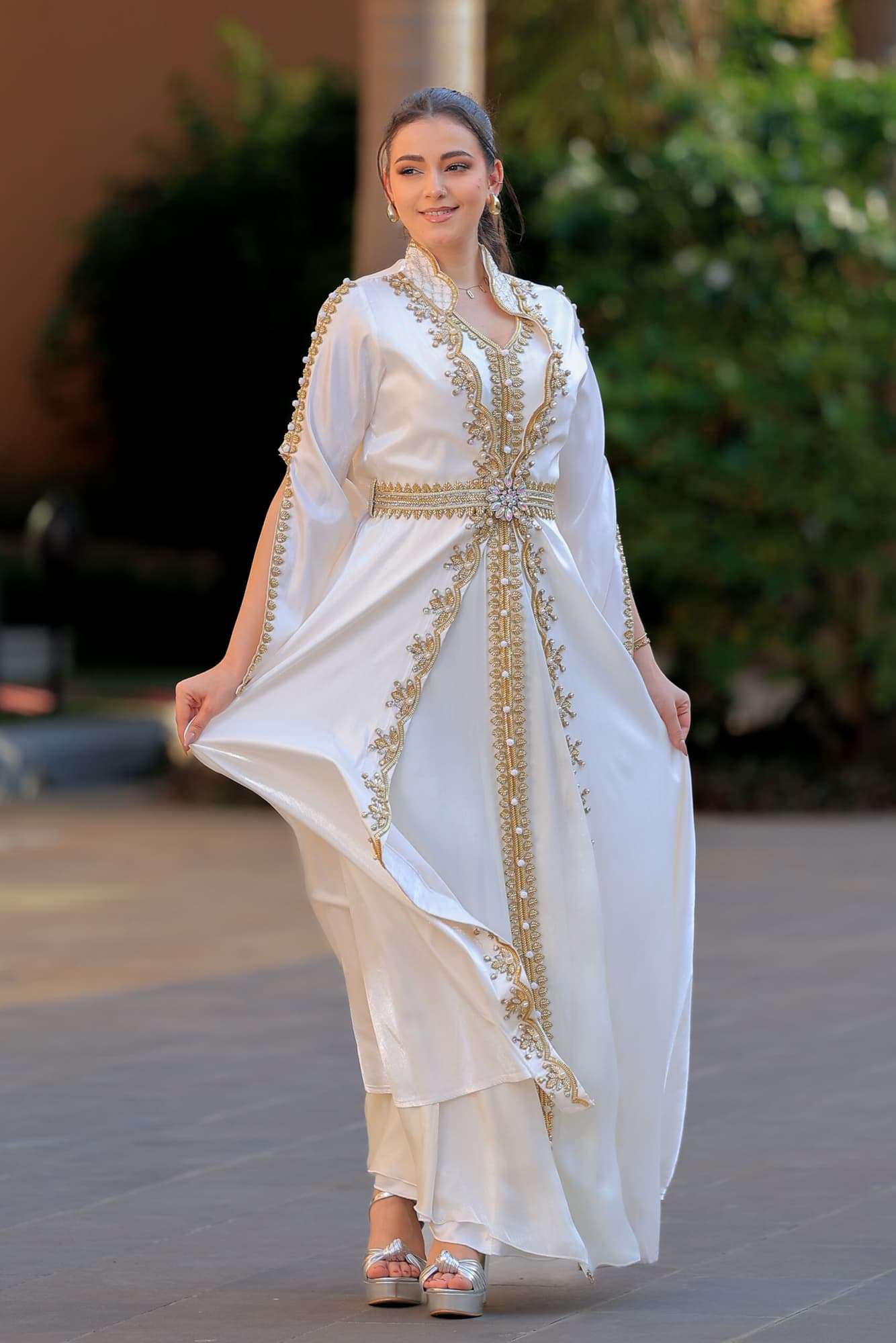 قفطان أنيق فخم قطعتين مطرز بخرز وكريستال