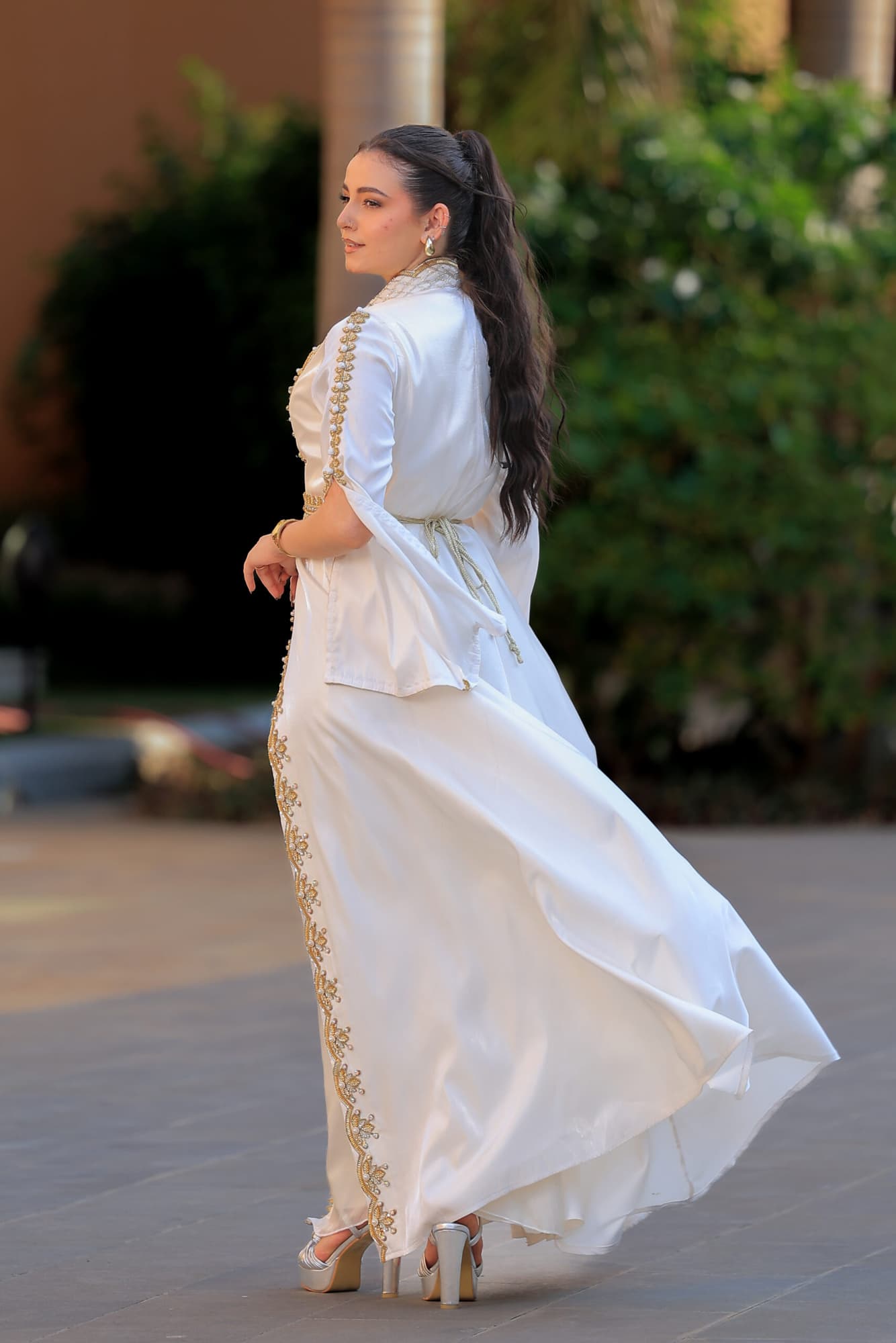 قفطان أنيق فخم قطعتين مطرز بخرز وكريستال