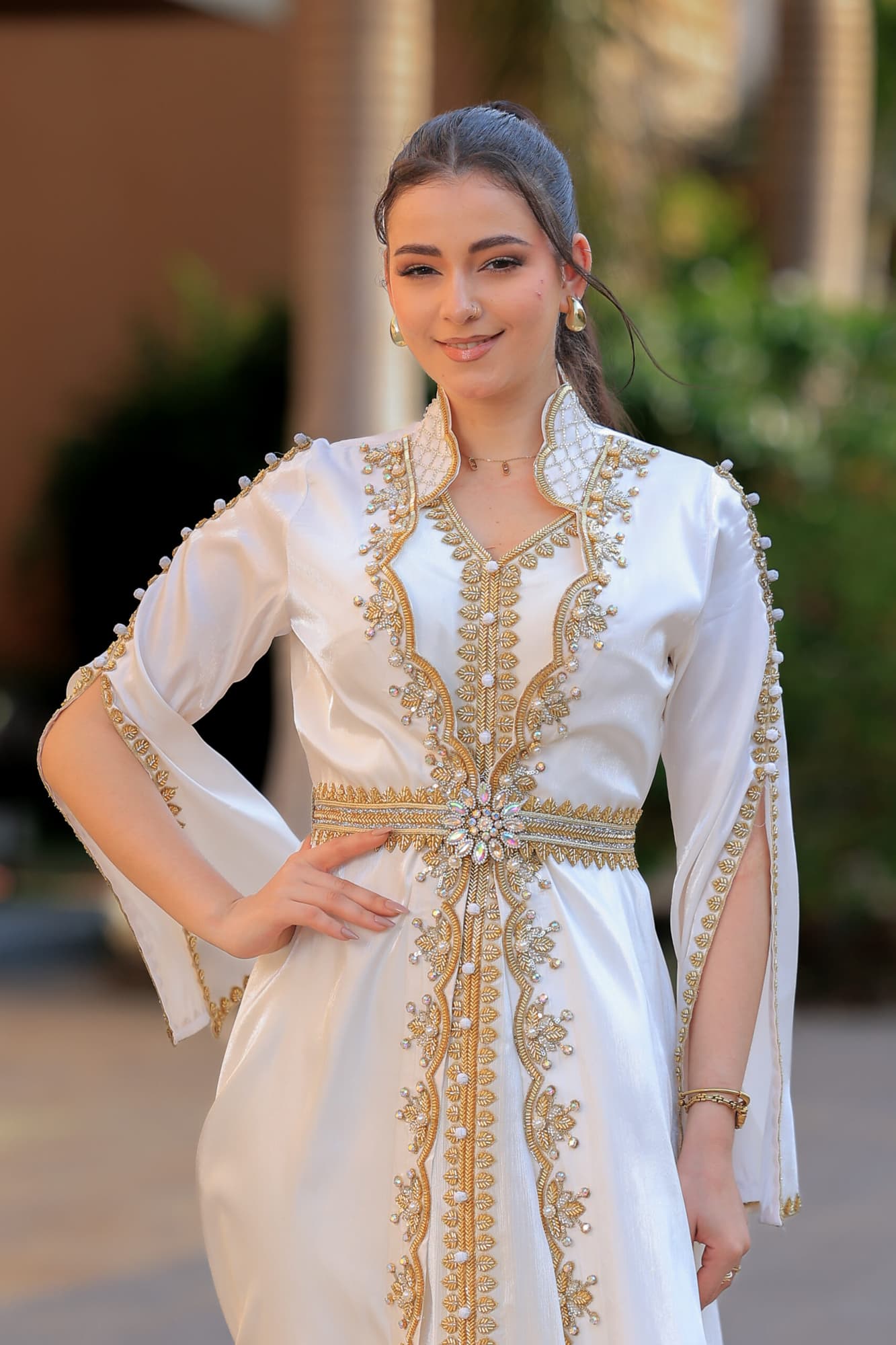 قفطان أنيق فخم قطعتين مطرز بخرز وكريستال