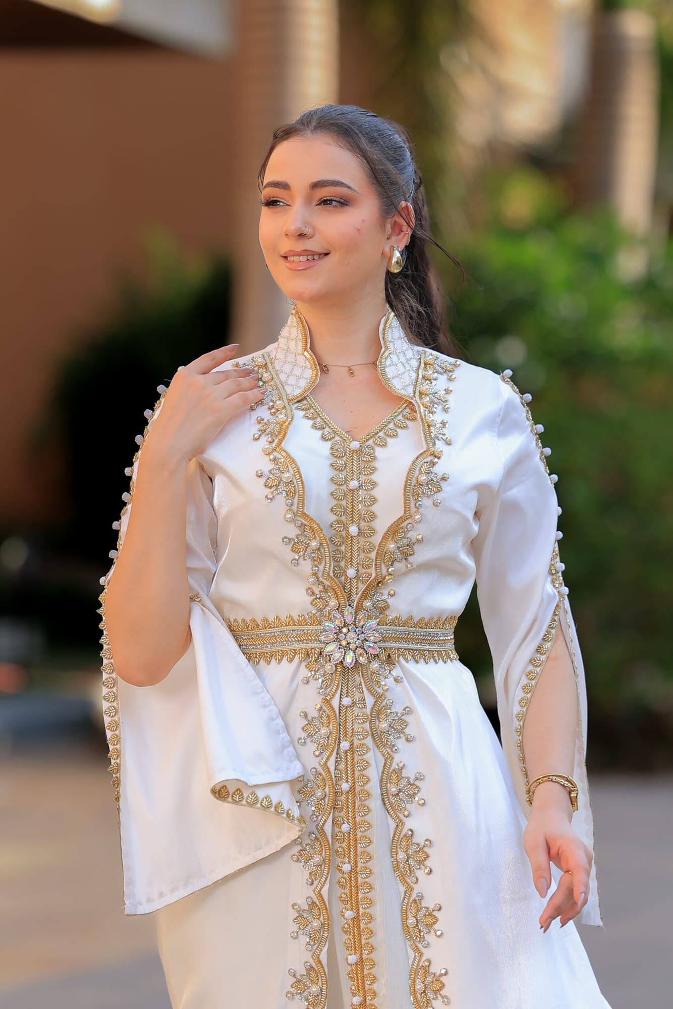 قفطان أنيق فخم قطعتين مطرز بخرز وكريستال