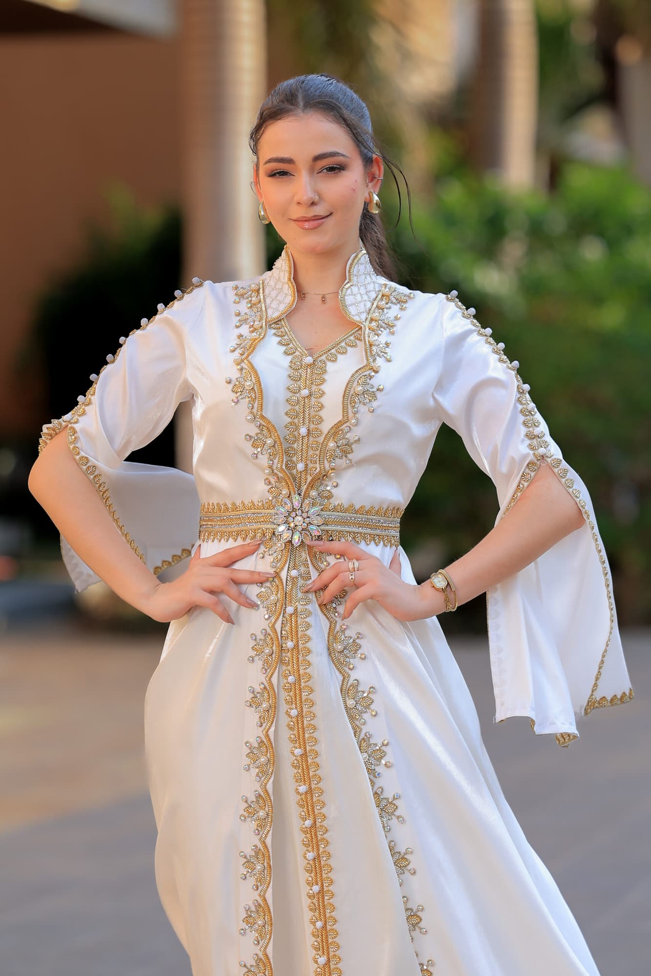 قفطان أنيق فخم قطعتين مطرز بخرز وكريستال