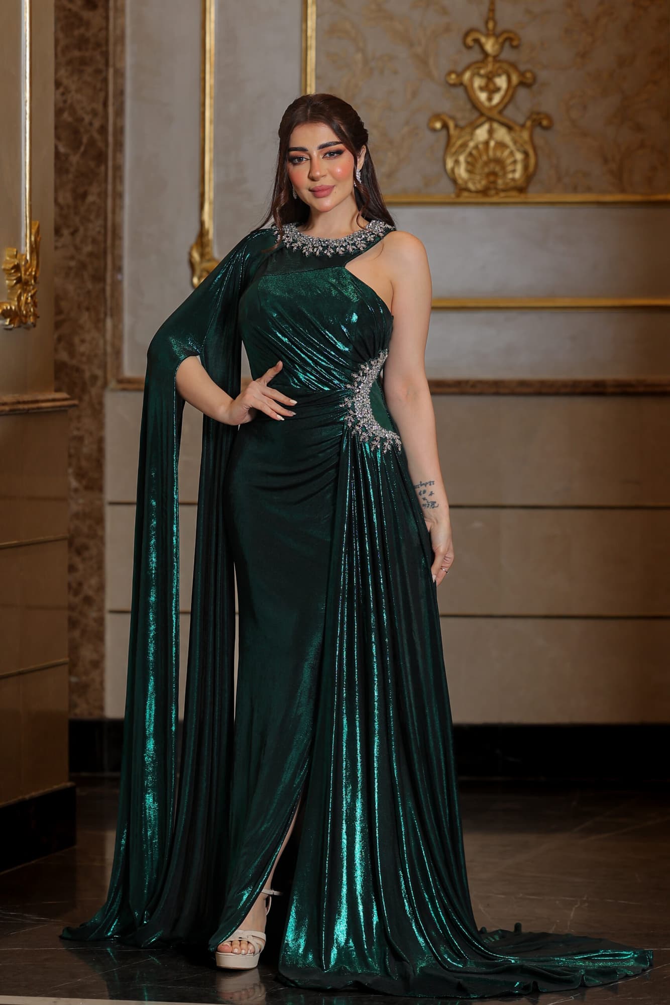 فستان سهرة ناعم بقصة كتف مميزة وذيل جانبي