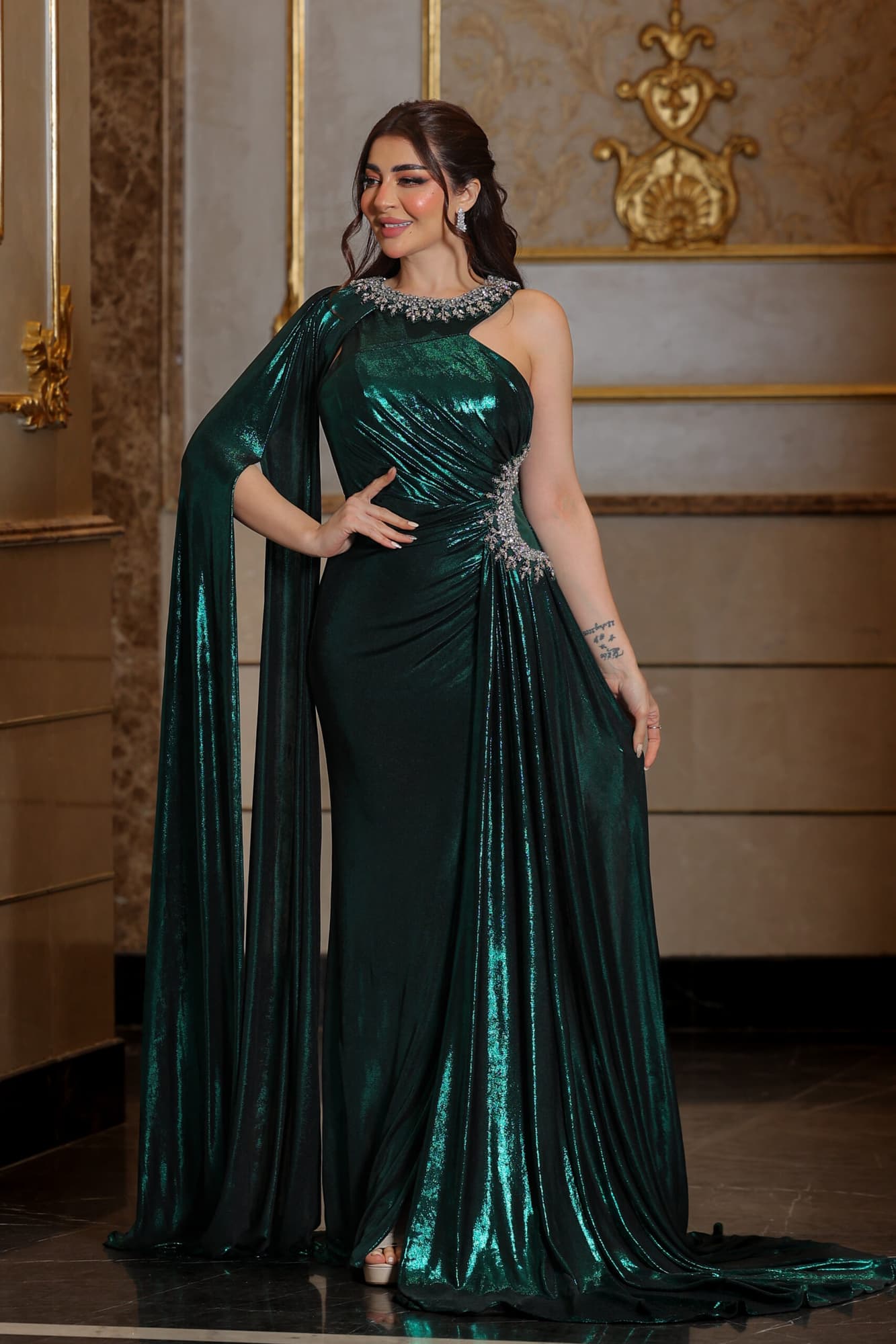 فستان سهرة ناعم بقصة كتف مميزة وذيل جانبي