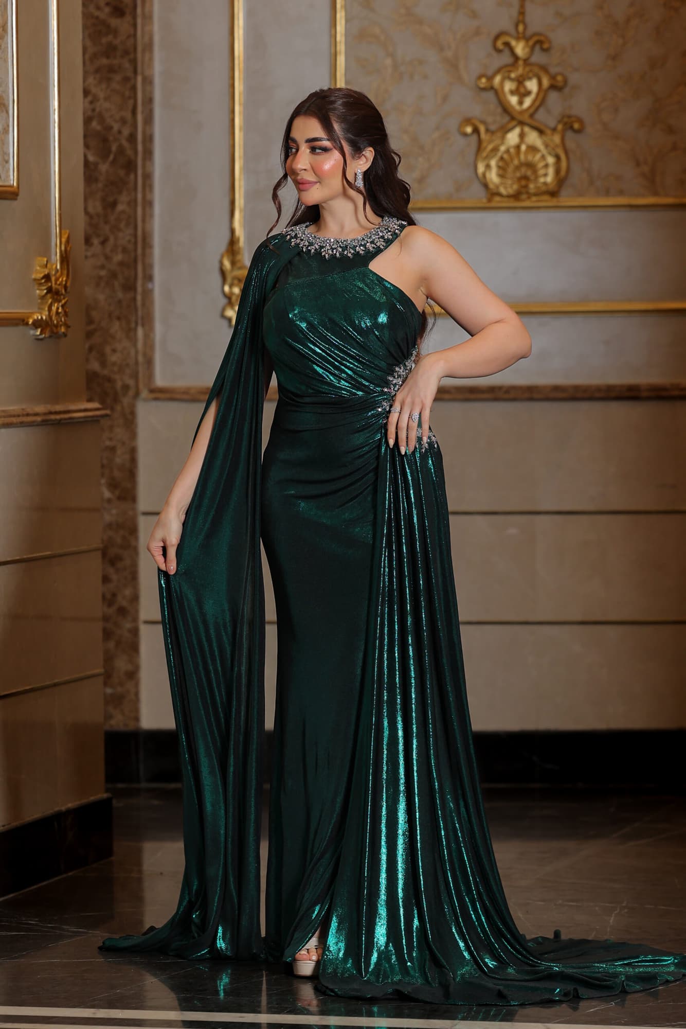 فستان سهرة ناعم بقصة كتف مميزة وذيل جانبي