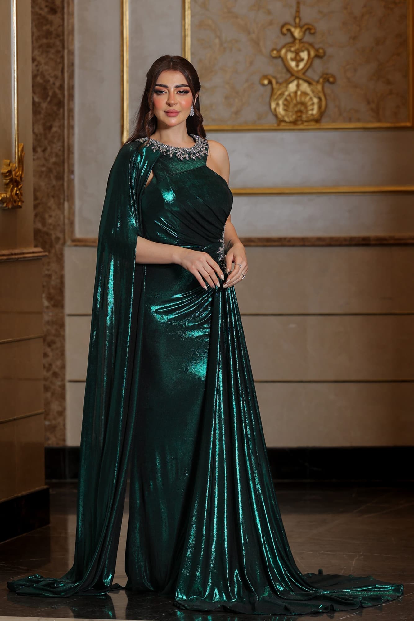 فستان سهرة ناعم بقصة كتف مميزة وذيل جانبي