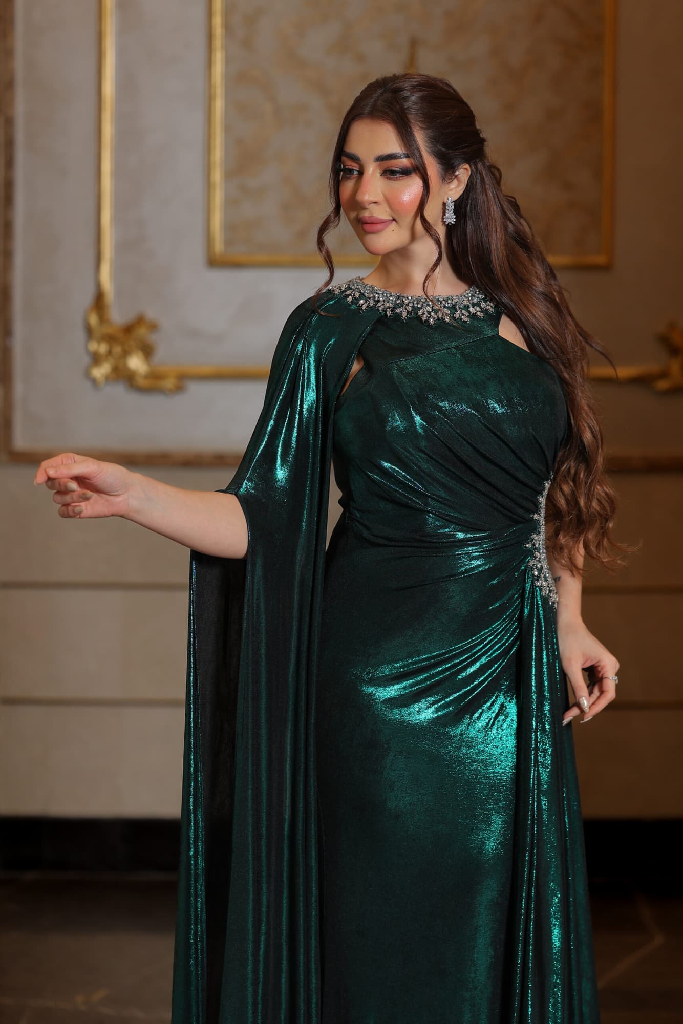 فستان سهرة ناعم بقصة كتف مميزة وذيل جانبي