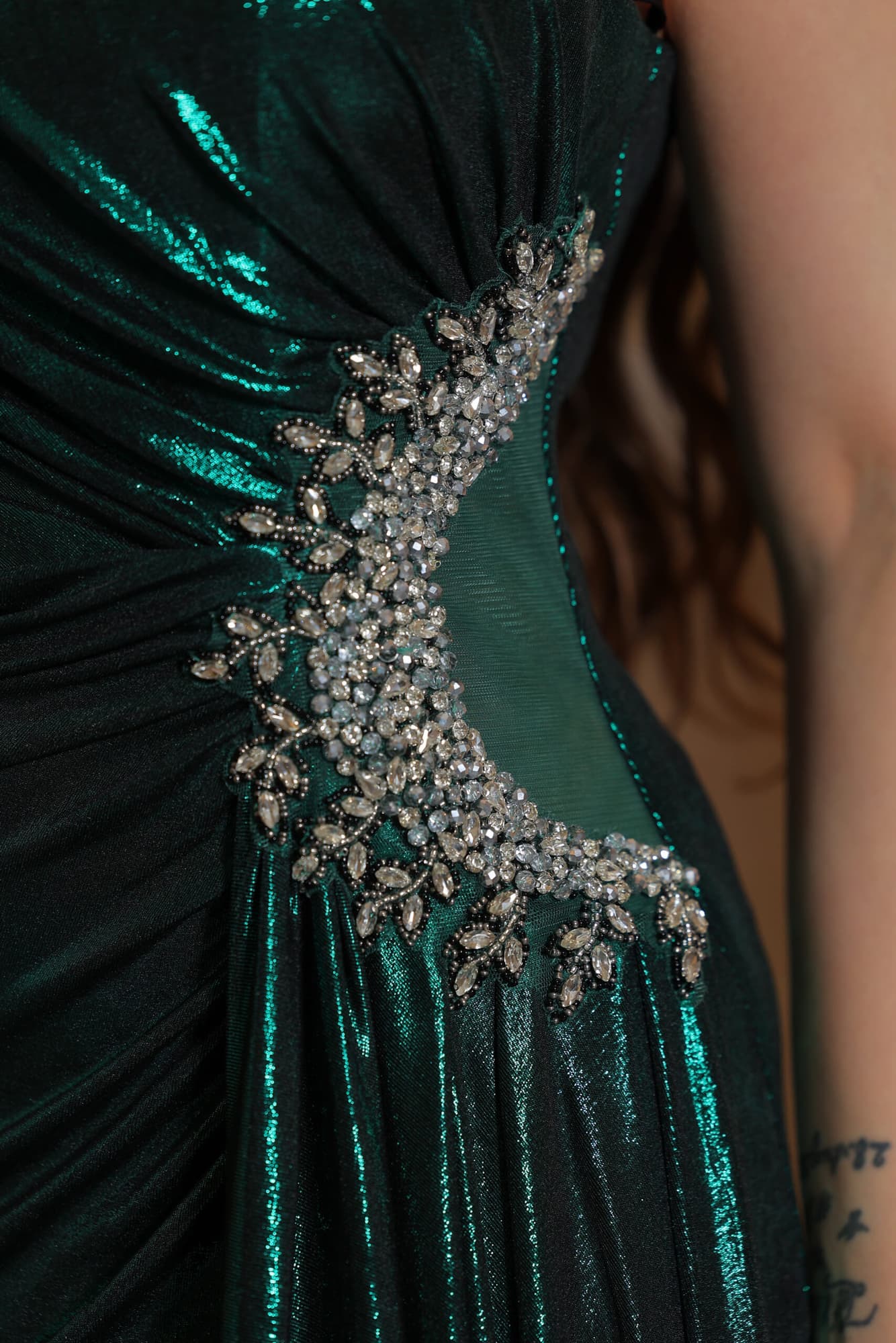 فستان سهرة ناعم بقصة كتف مميزة وذيل جانبي