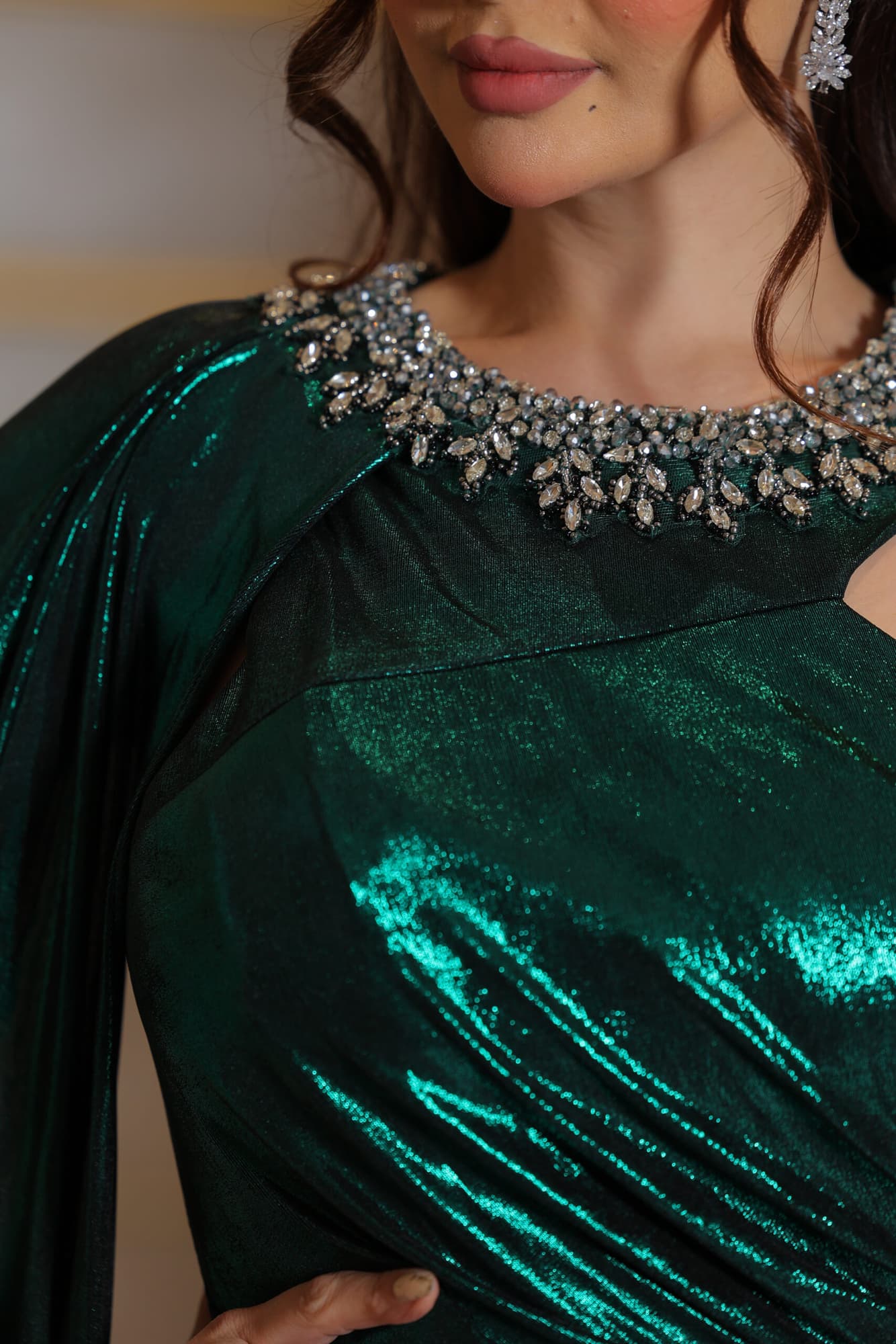 فستان سهرة ناعم بقصة كتف مميزة وذيل جانبي