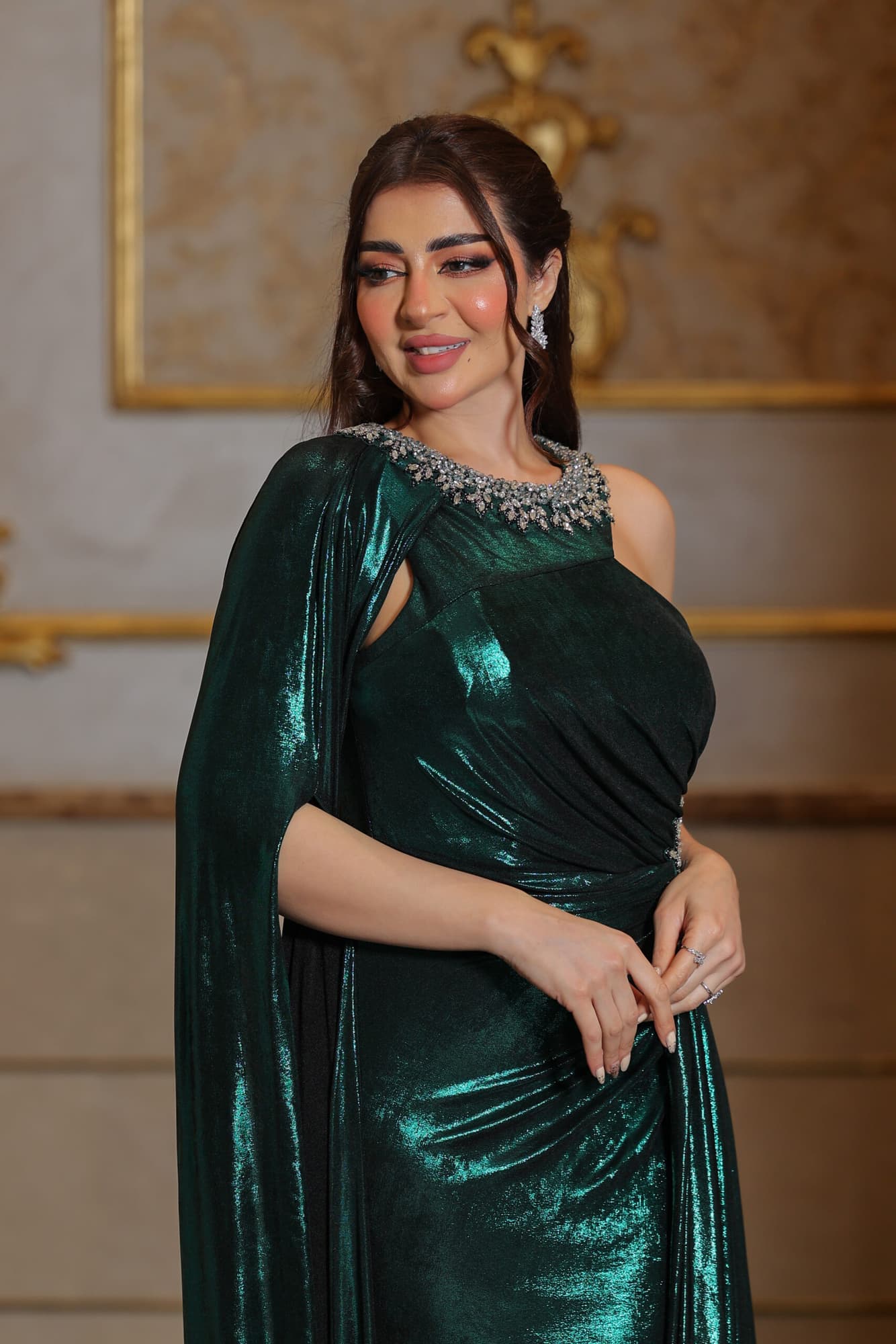 فستان سهرة ناعم بقصة كتف مميزة وذيل جانبي