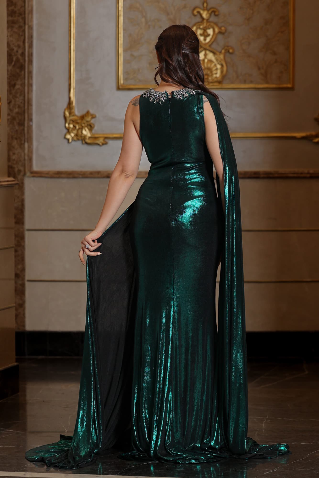 فستان سهرة ناعم بقصة كتف مميزة وذيل جانبي