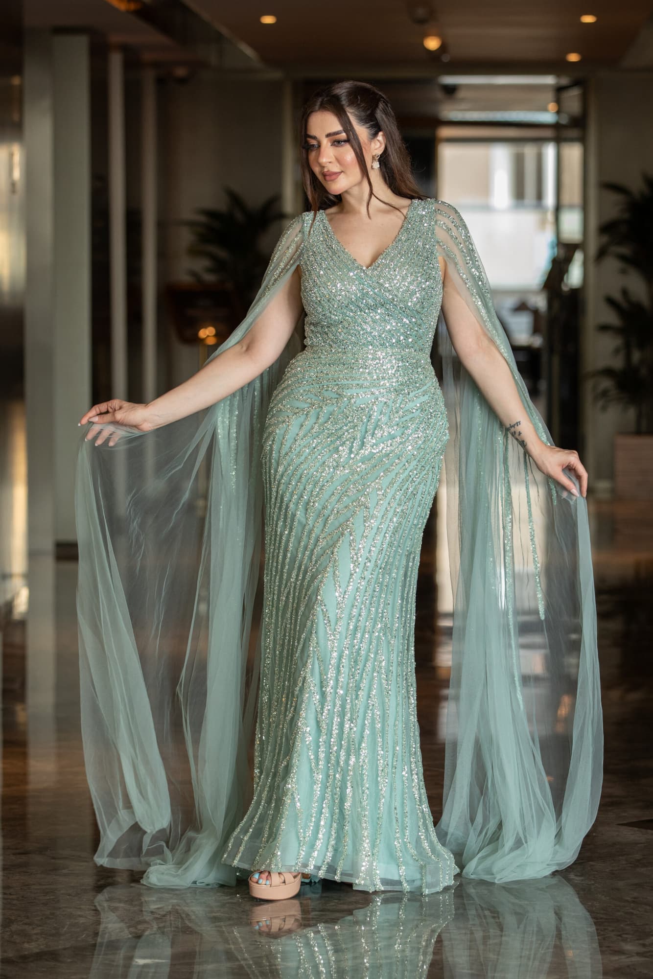 فستان سهره منقوش بالترتر المشجر صمم باكمام كيب طويله