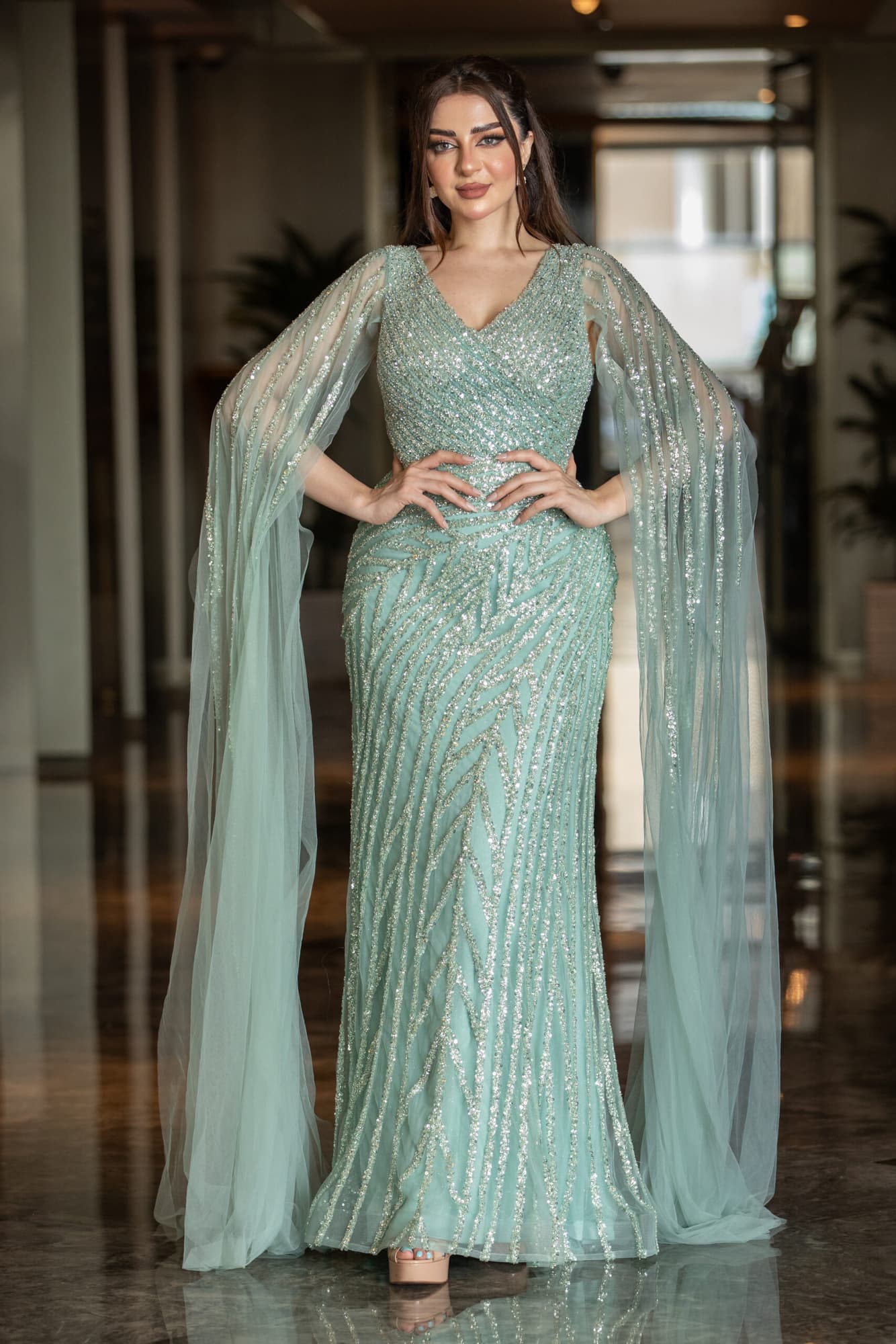 فستان سهره منقوش بالترتر المشجر صمم باكمام كيب طويله