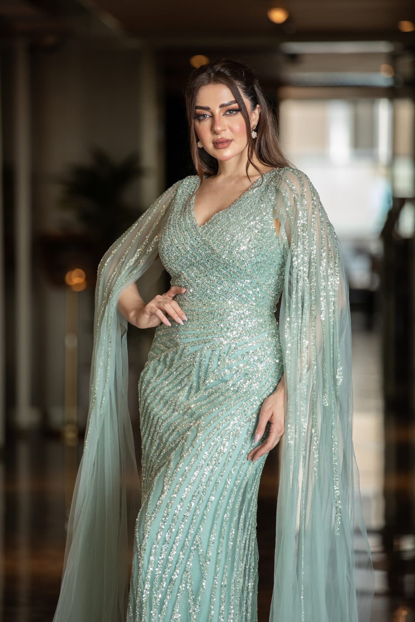 فستان سهره منقوش بالترتر المشجر صمم باكمام كيب طويله