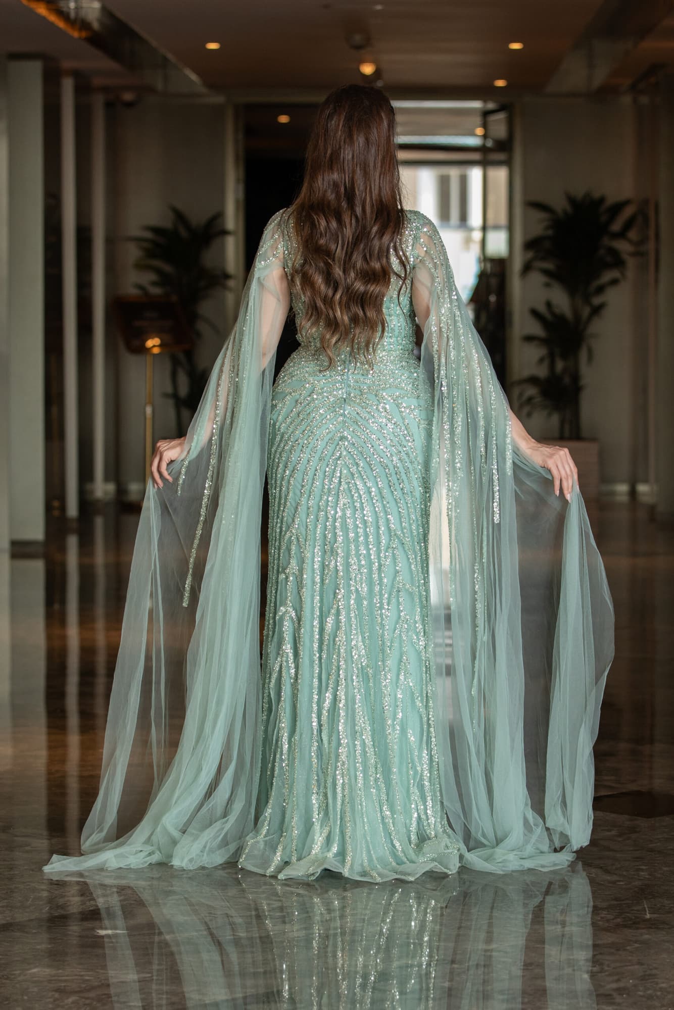 فستان سهره منقوش بالترتر المشجر صمم باكمام كيب طويله