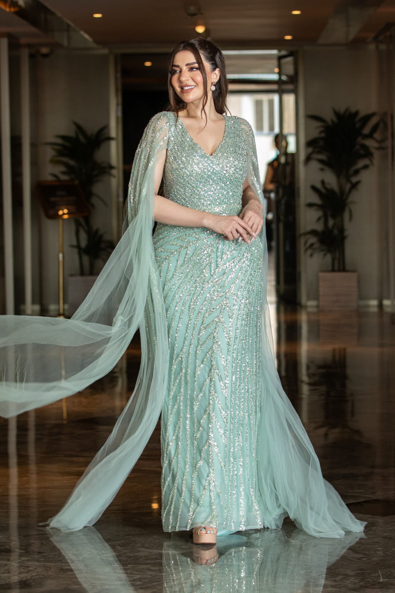 فستان سهره منقوش بالترتر المشجر صمم باكمام كيب طويله