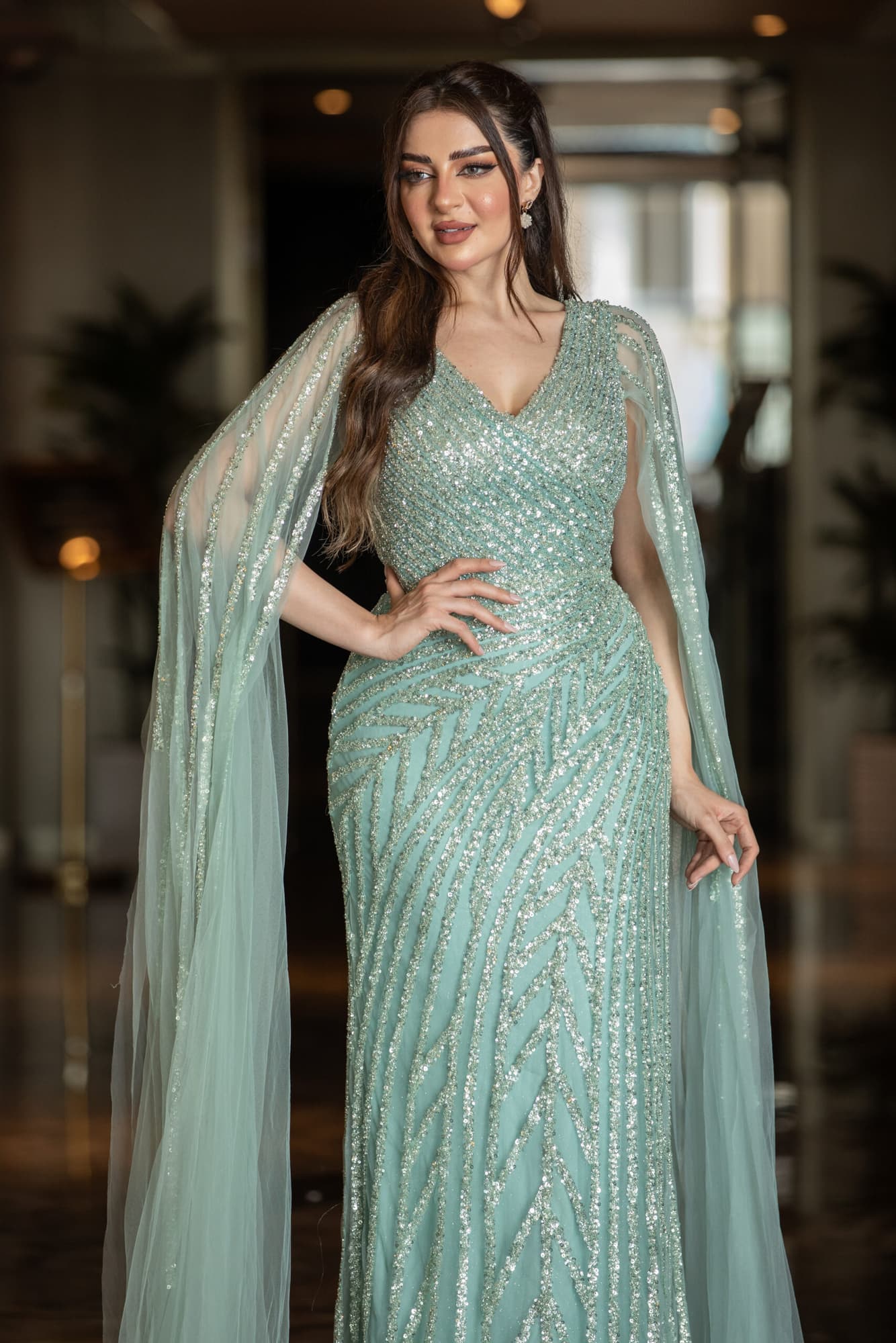 فستان سهره منقوش بالترتر المشجر صمم باكمام كيب طويله