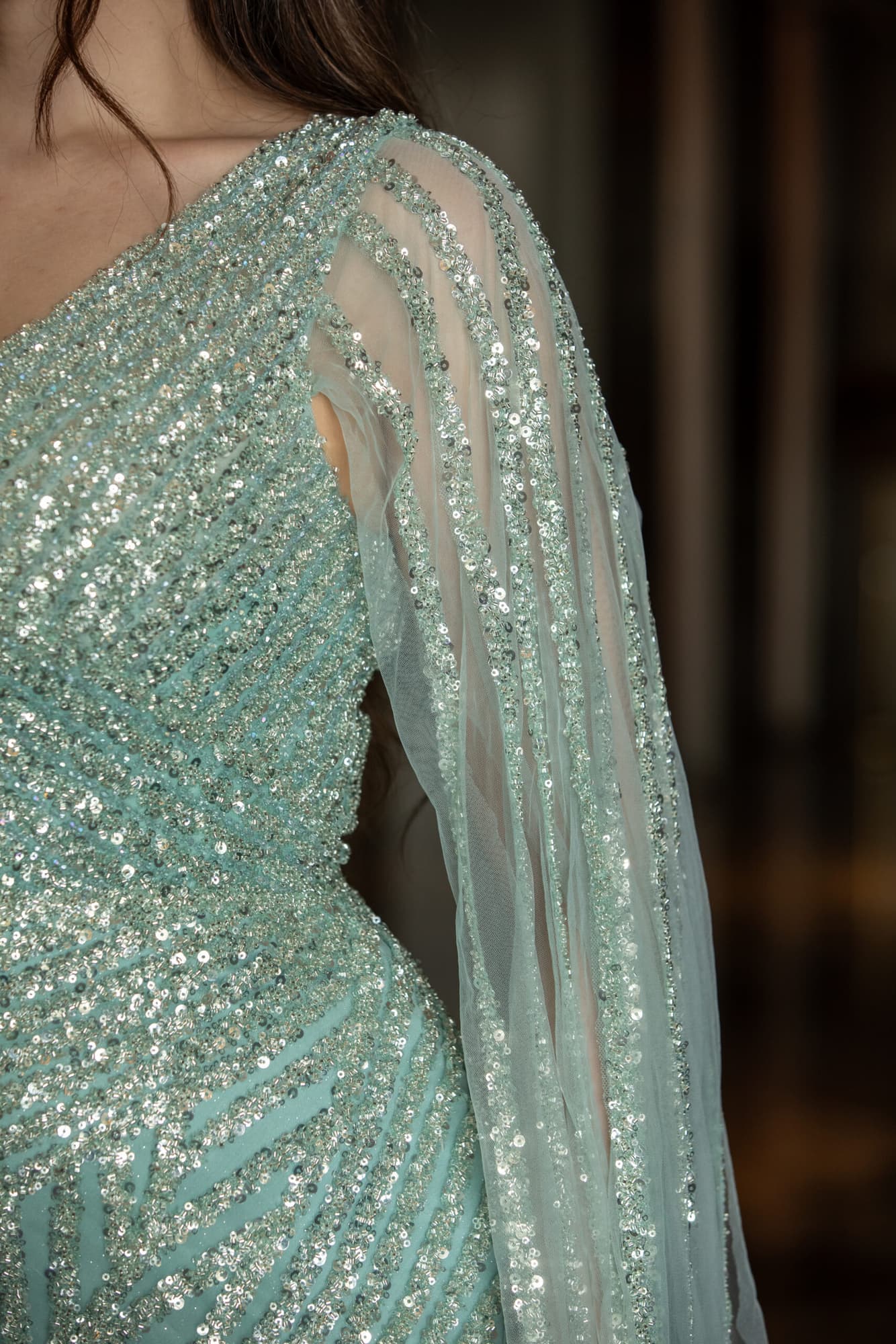 فستان سهره منقوش بالترتر المشجر صمم باكمام كيب طويله