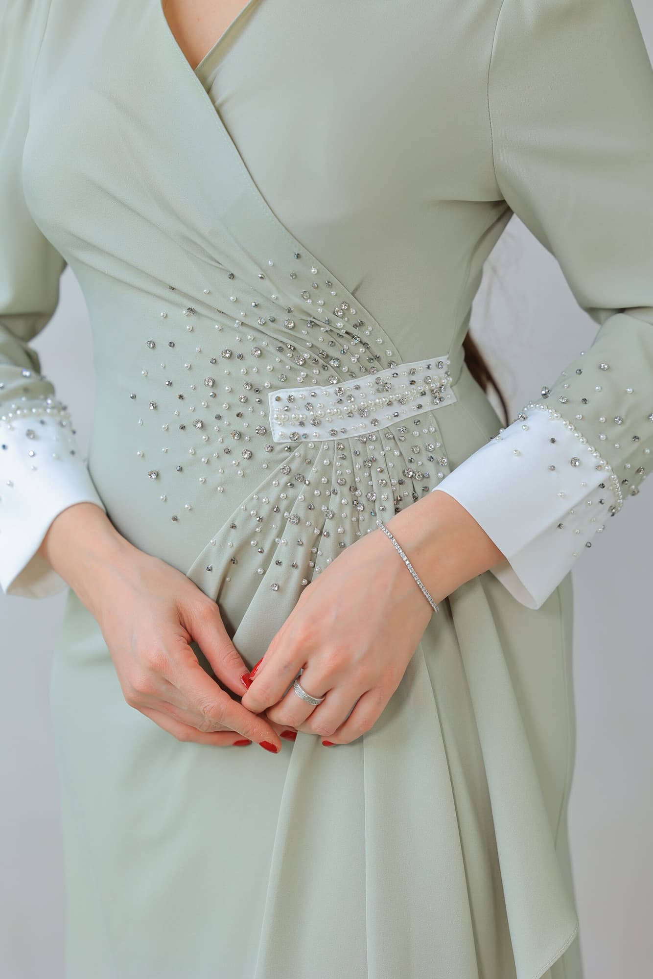 فستان بقصة مريحة مع تصميم يجمع بين الكلاسيكية والعصري