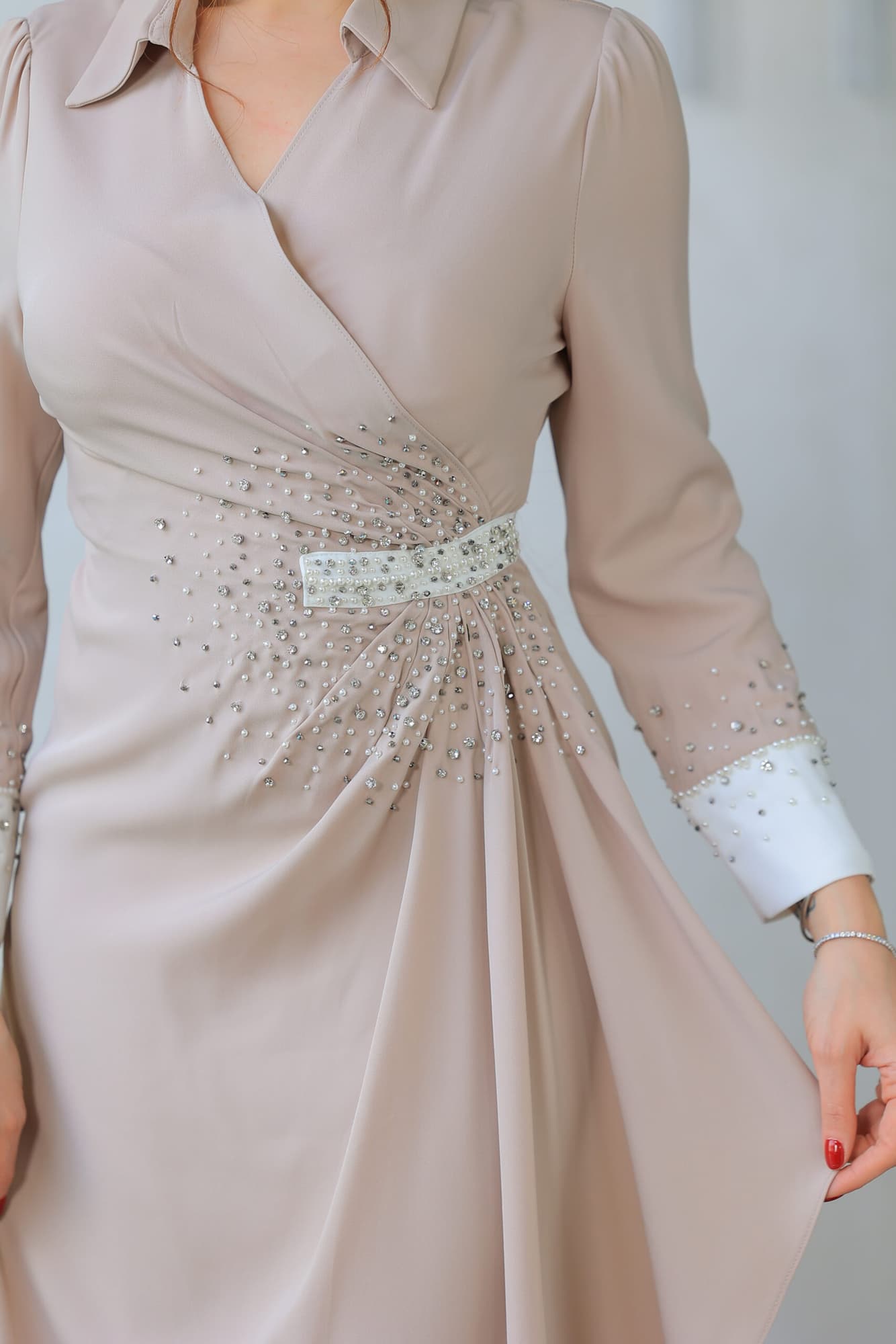 فستان بقصة مريحة مع تصميم يجمع بين الكلاسيكية والعصري