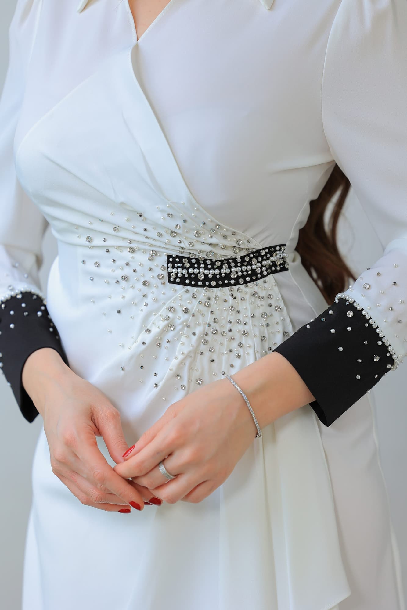 فستان بقصة مريحة مع تصميم يجمع بين الكلاسيكية والعصري