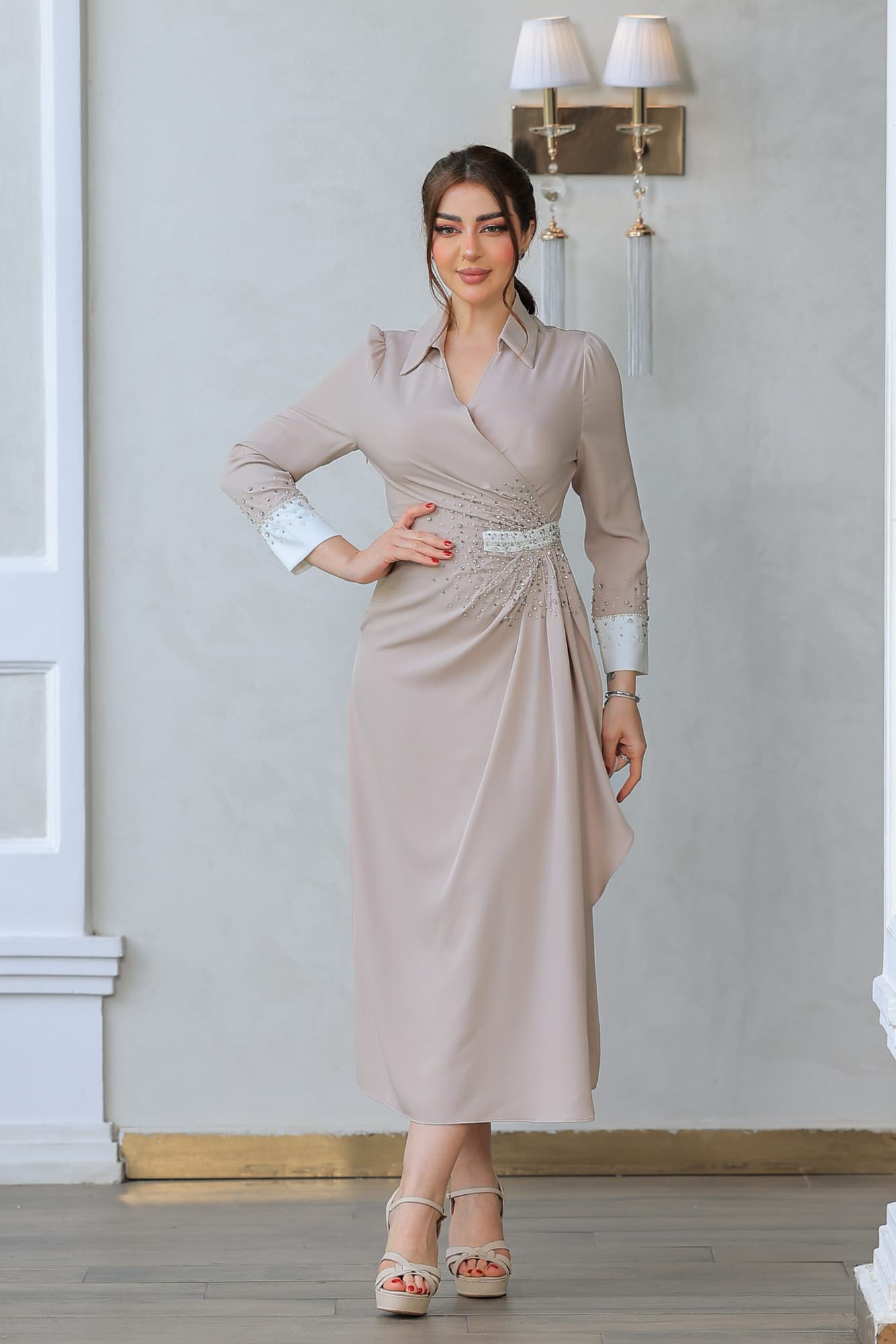 فستان بقصة مريحة مع تصميم يجمع بين الكلاسيكية والعصري