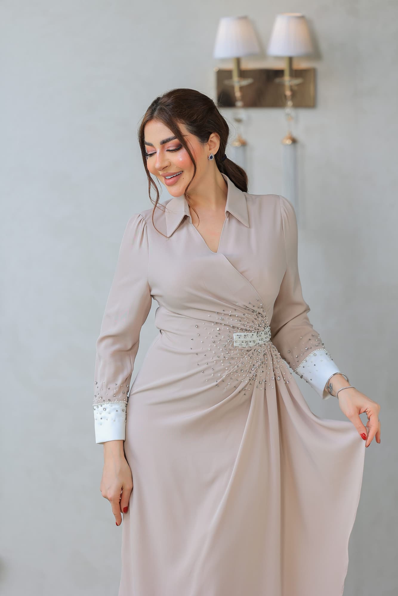 فستان بقصة مريحة مع تصميم يجمع بين الكلاسيكية والعصري