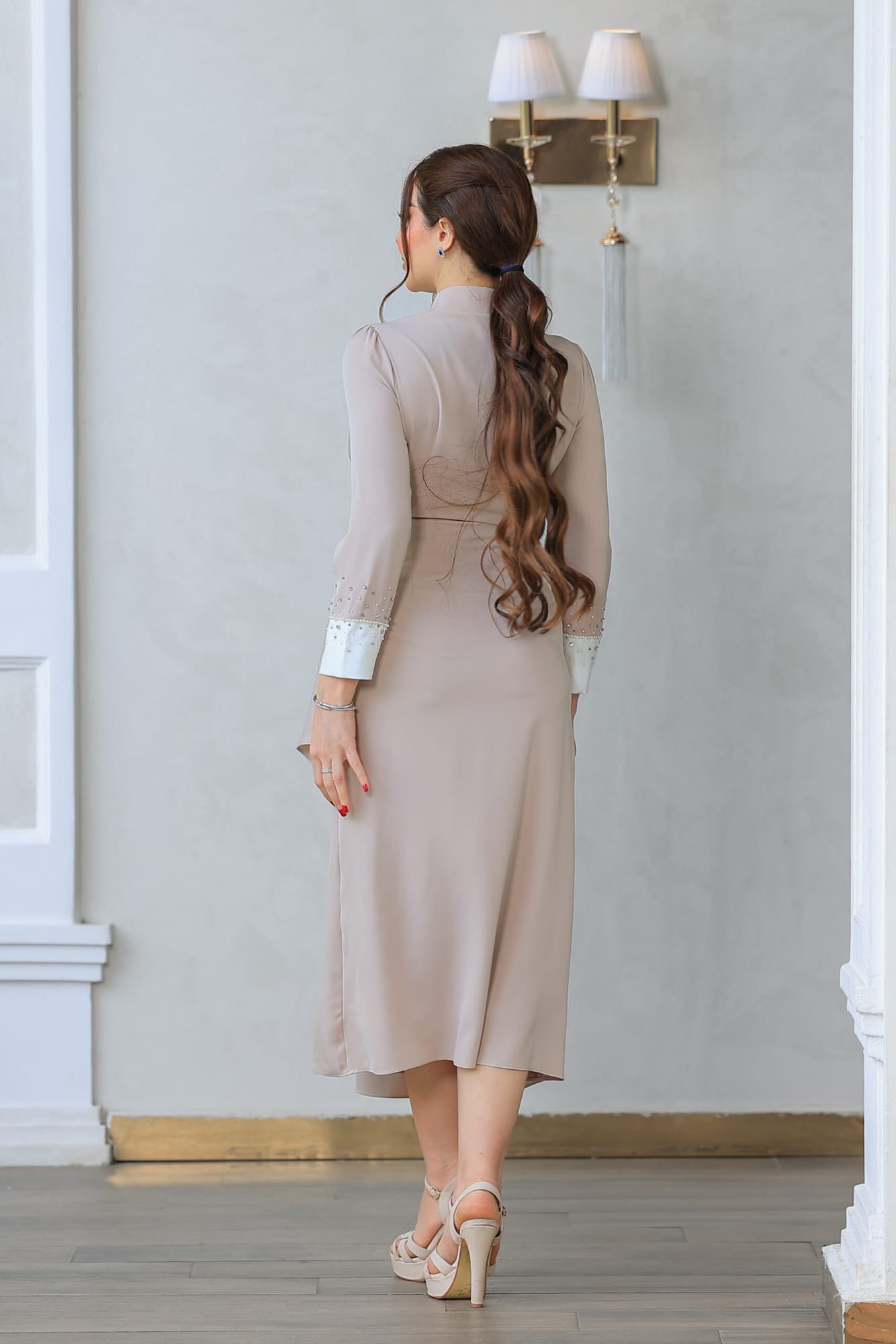 فستان بقصة مريحة مع تصميم يجمع بين الكلاسيكية والعصري