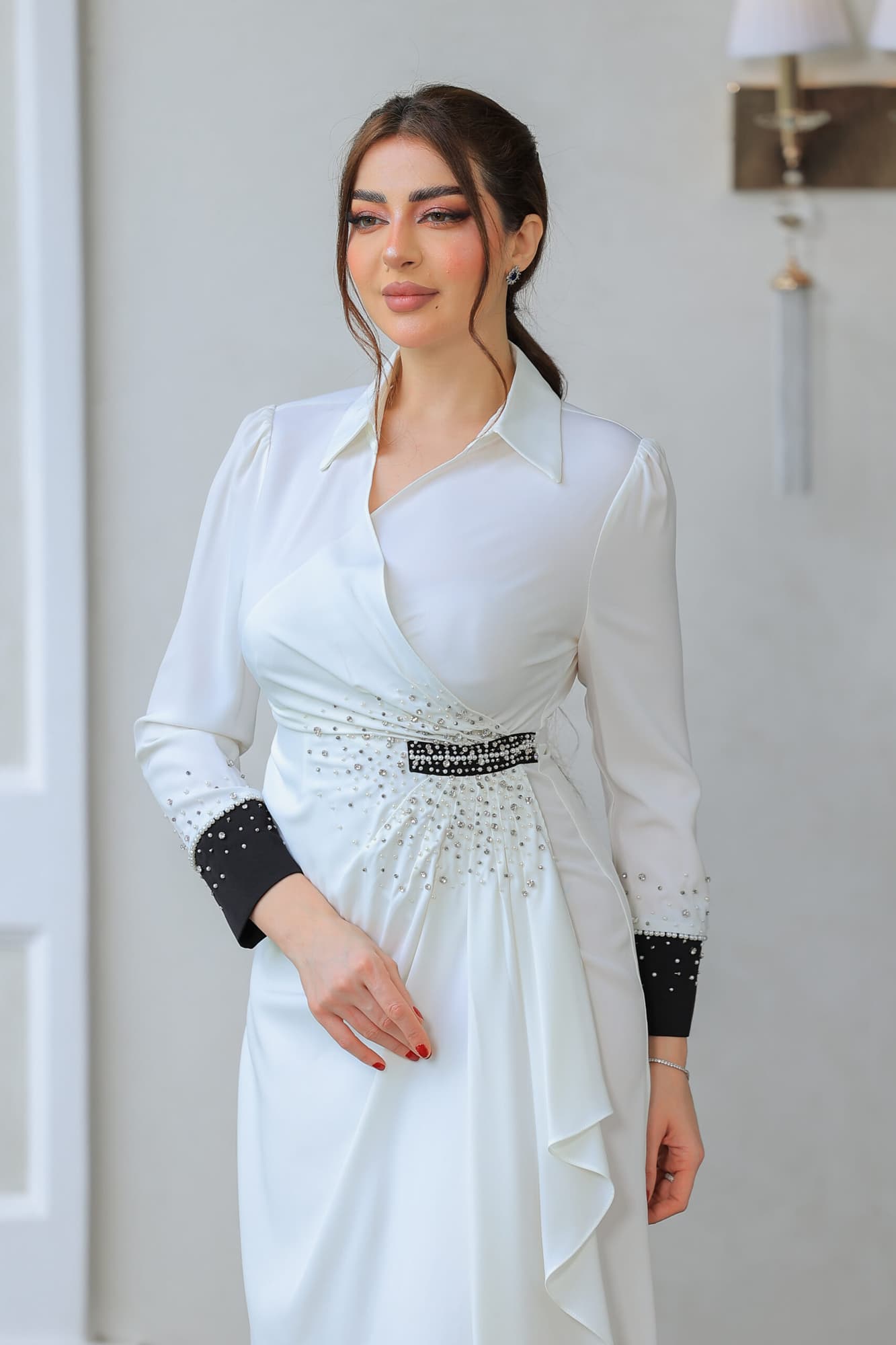 فستان بقصة مريحة مع تصميم يجمع بين الكلاسيكية والعصري