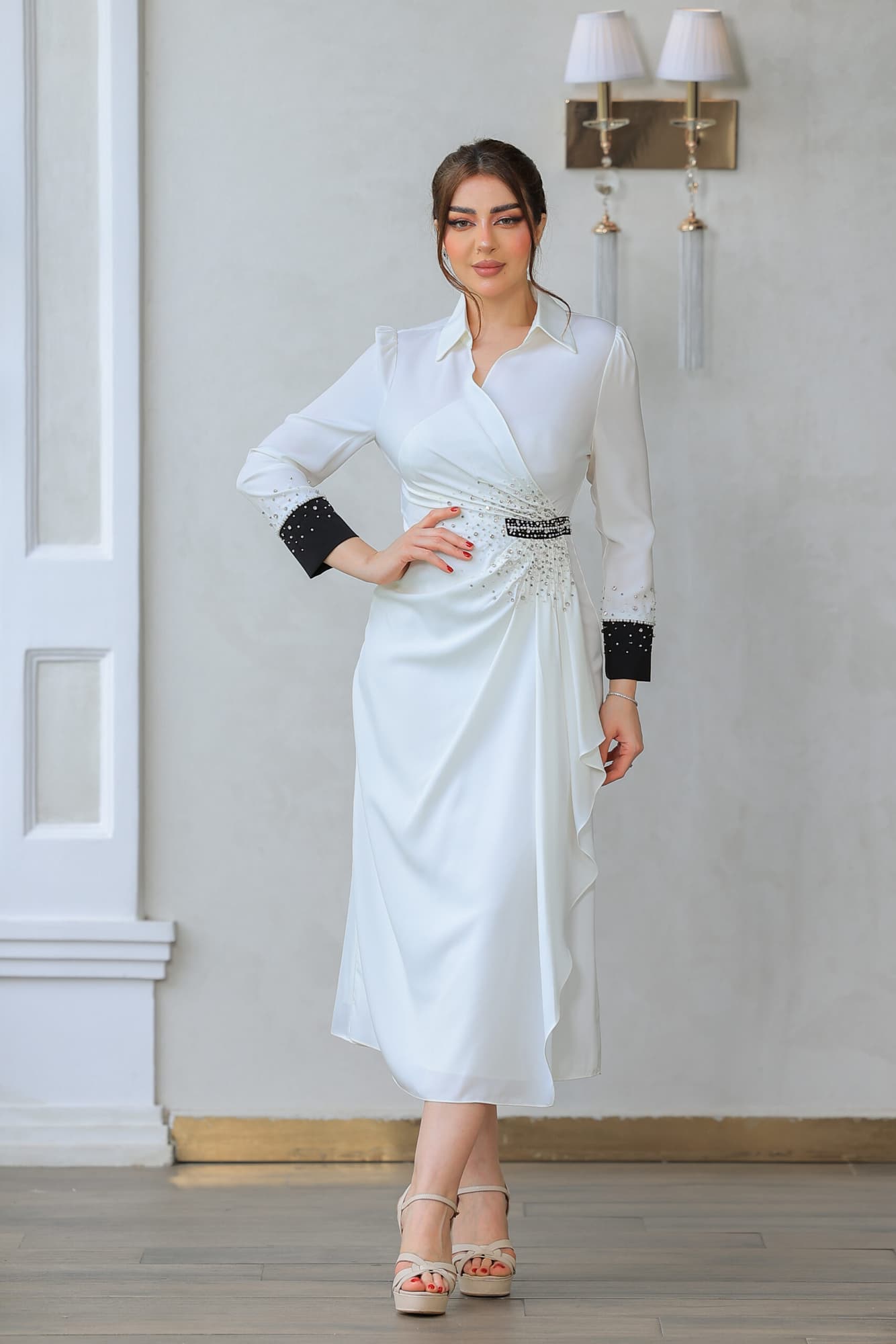 فستان بقصة مريحة مع تصميم يجمع بين الكلاسيكية والعصري