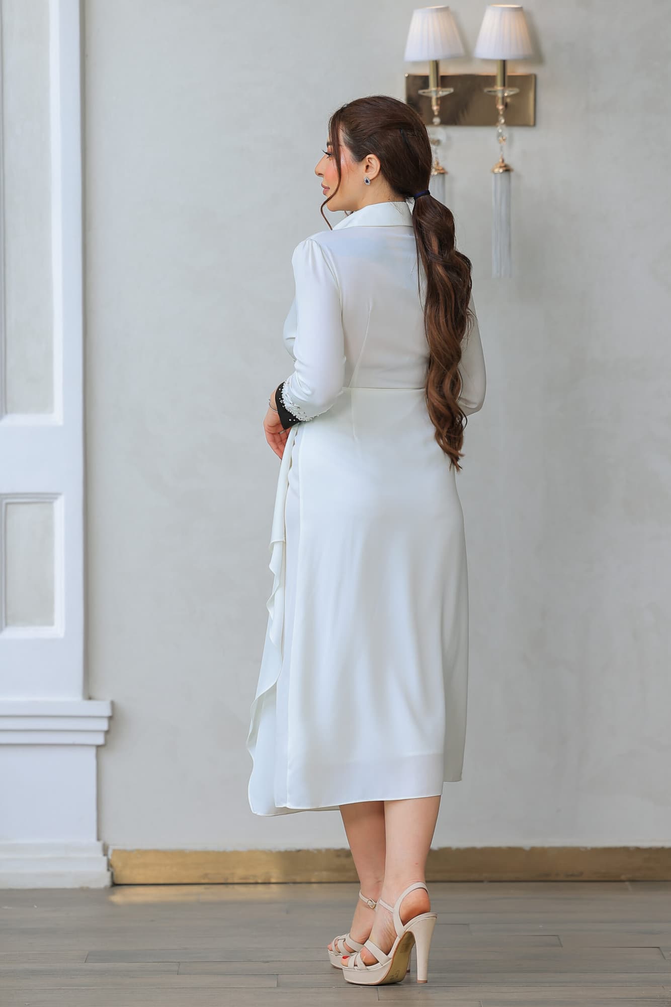 فستان بقصة مريحة مع تصميم يجمع بين الكلاسيكية والعصري