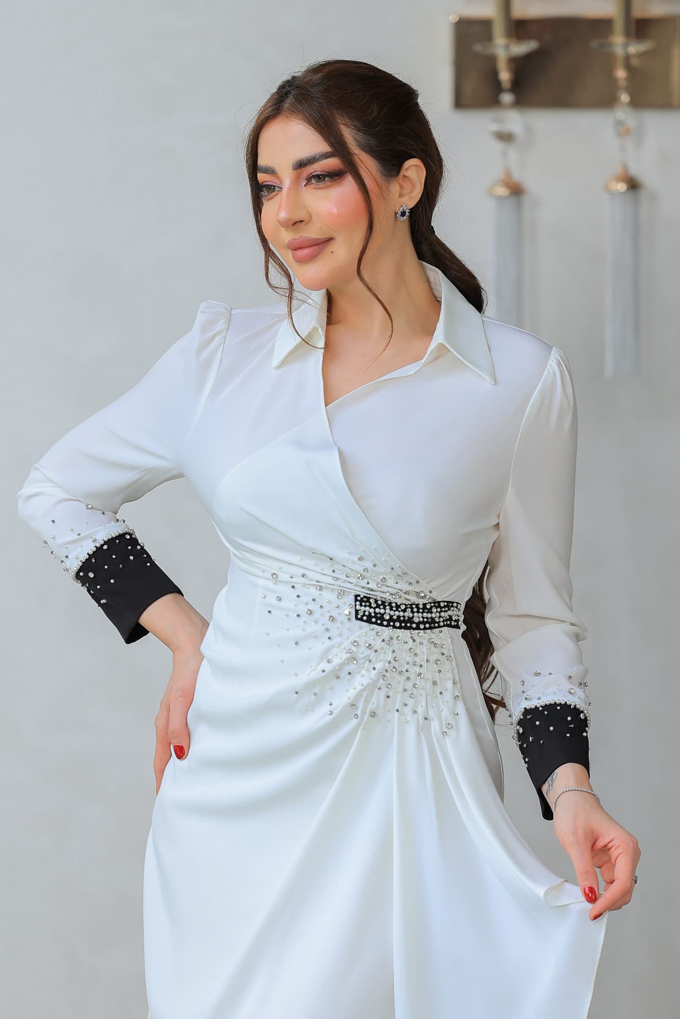 فستان بقصة مريحة مع تصميم يجمع بين الكلاسيكية والعصري