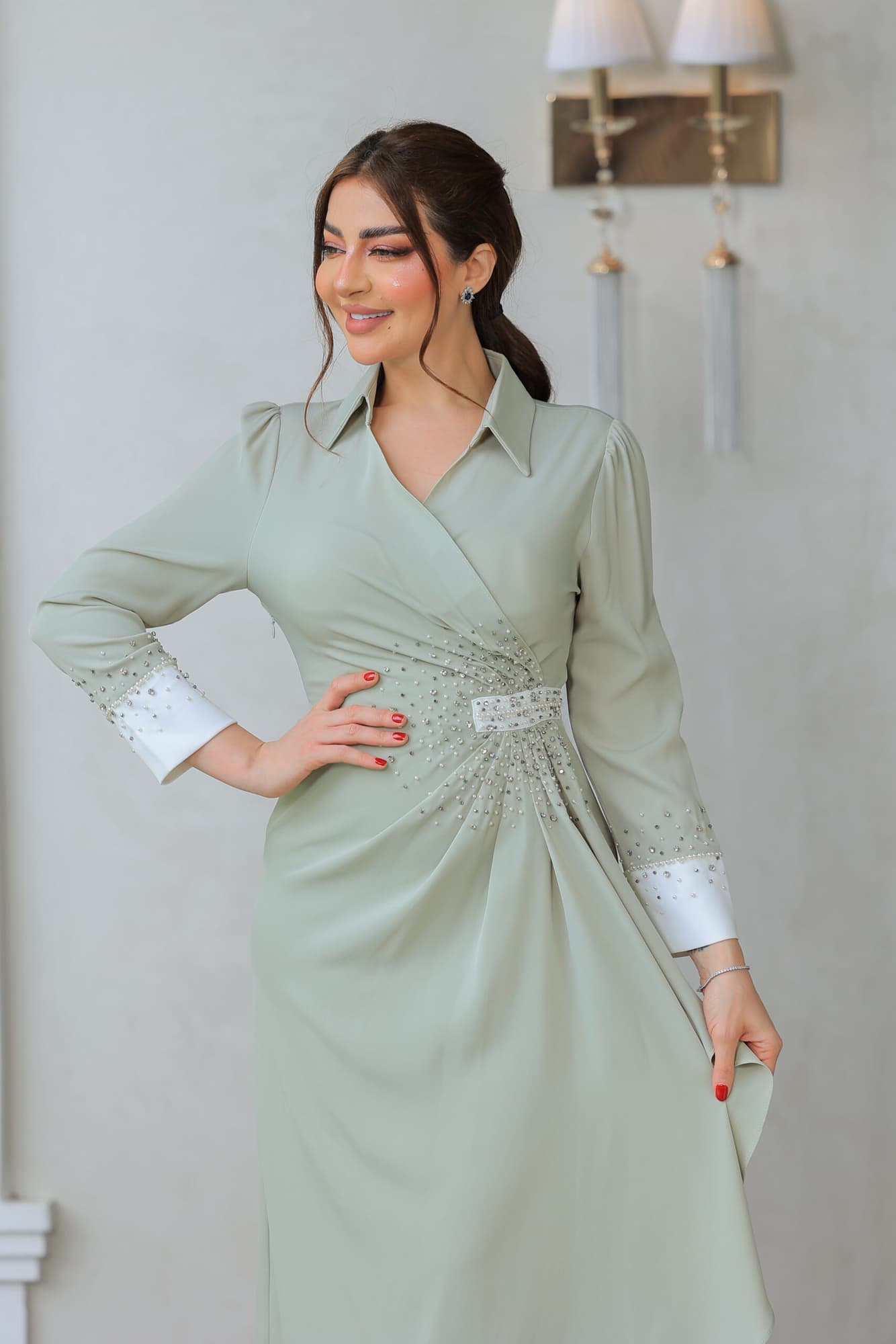 فستان بقصة مريحة مع تصميم يجمع بين الكلاسيكية والعصري