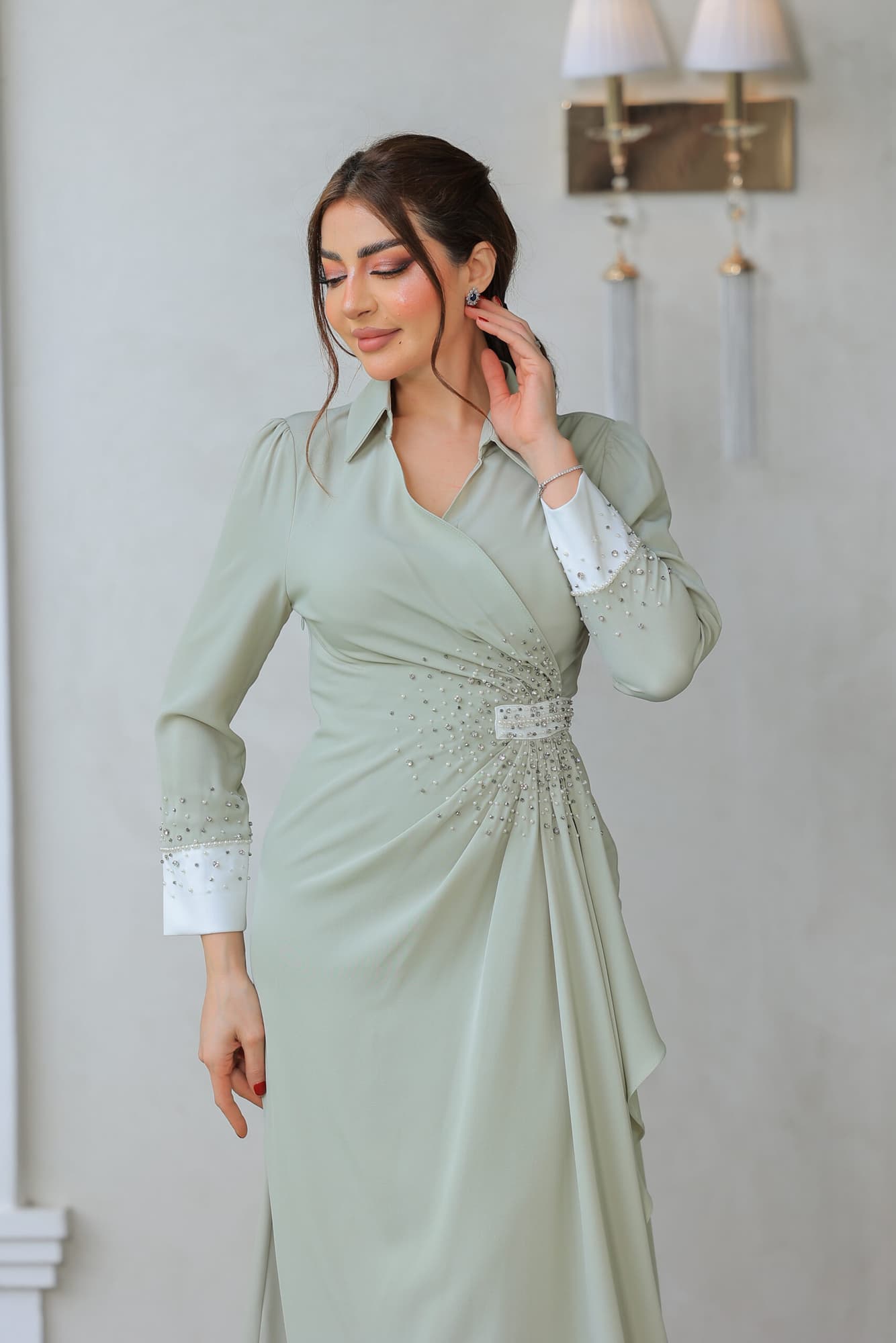 فستان بقصة مريحة مع تصميم يجمع بين الكلاسيكية والعصري