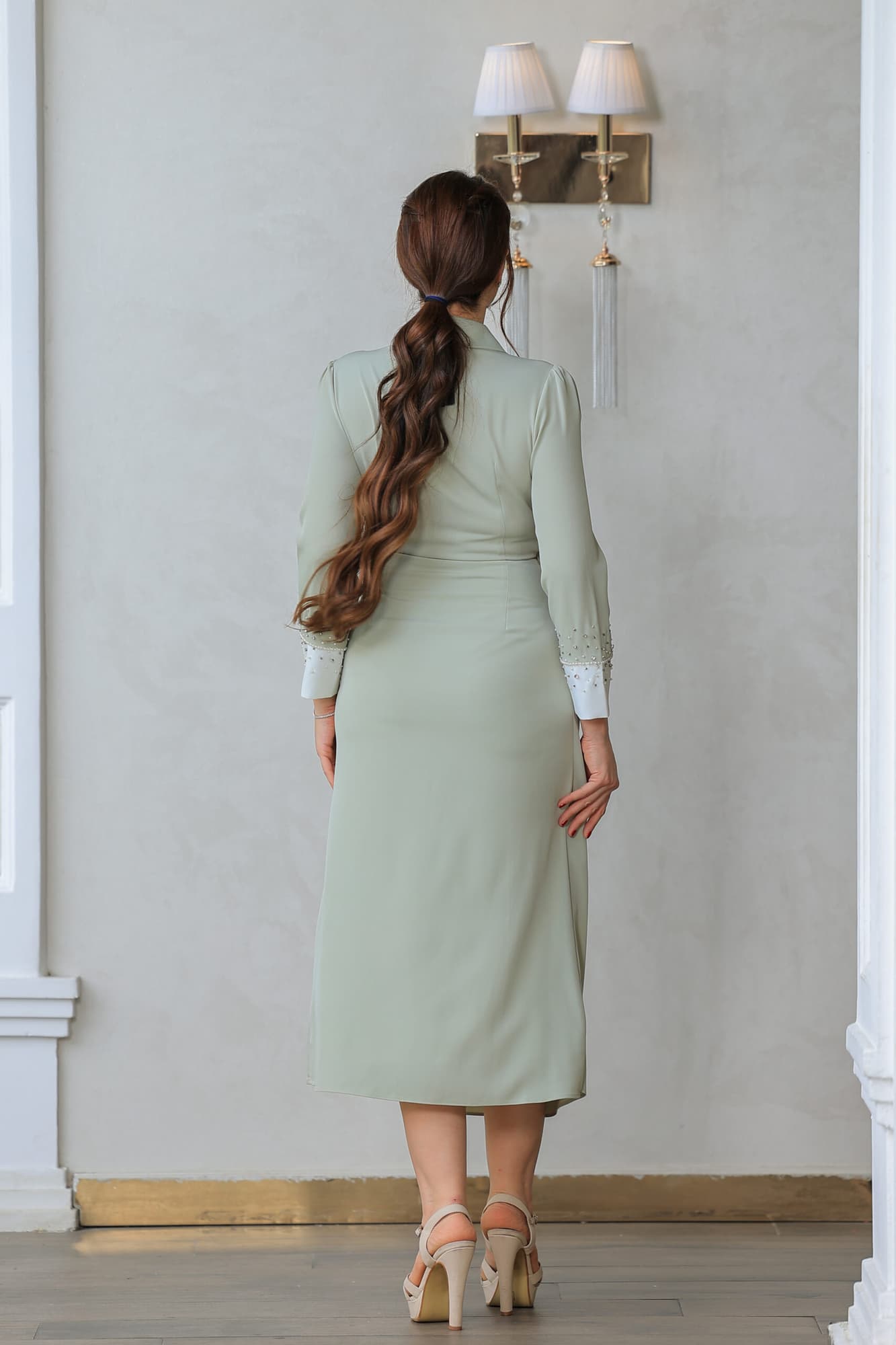 فستان بقصة مريحة مع تصميم يجمع بين الكلاسيكية والعصري