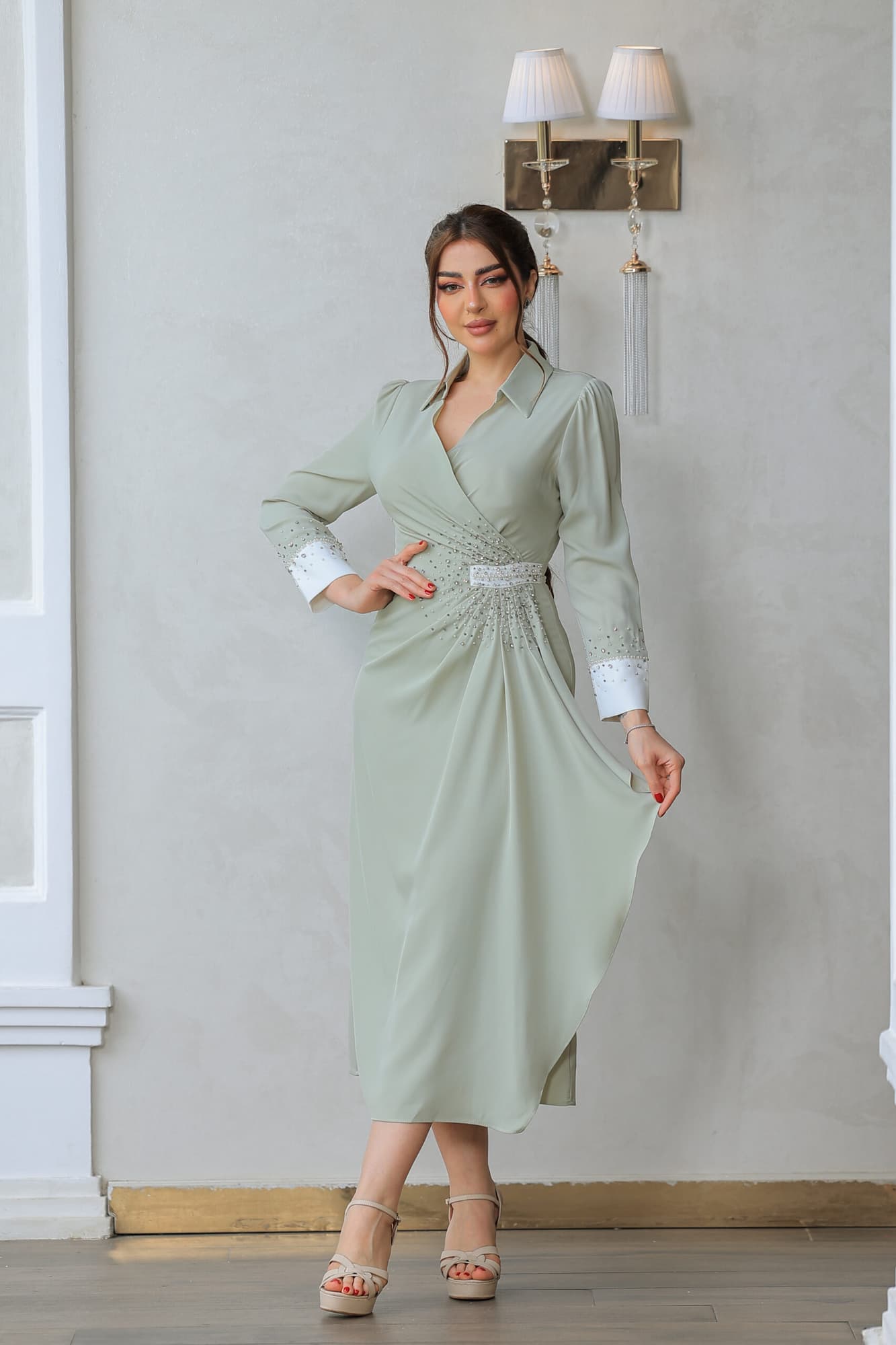 فستان بقصة مريحة مع تصميم يجمع بين الكلاسيكية والعصري