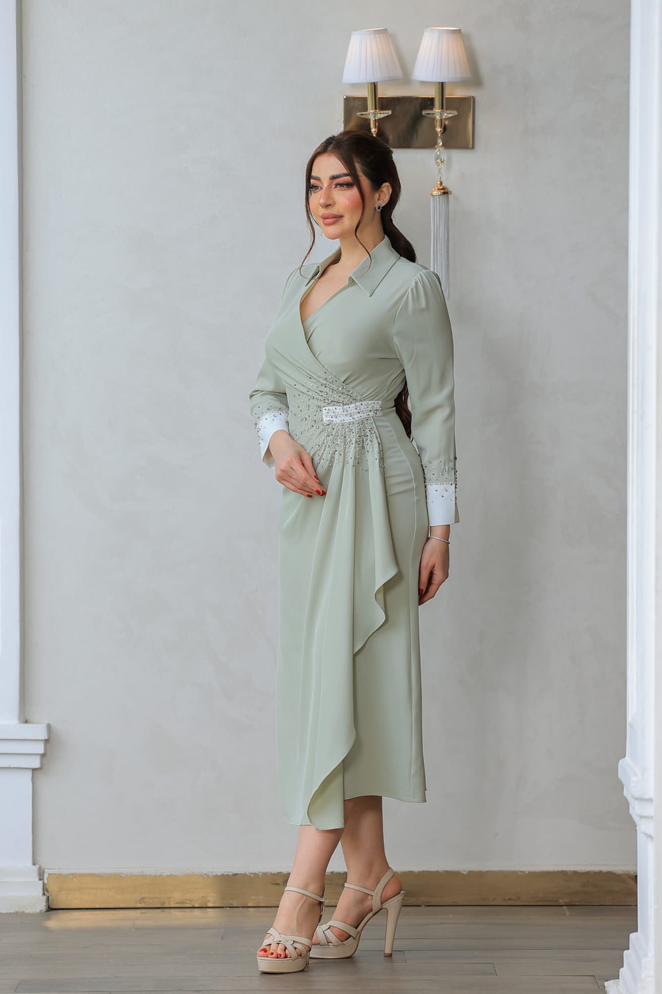 فستان بقصة مريحة مع تصميم يجمع بين الكلاسيكية والعصري