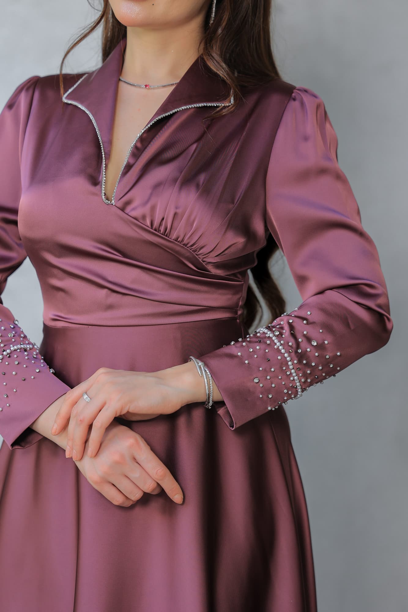 فستان أنيق مصنوع من قماش الساتان يتميز بتصميم كلاسيكي