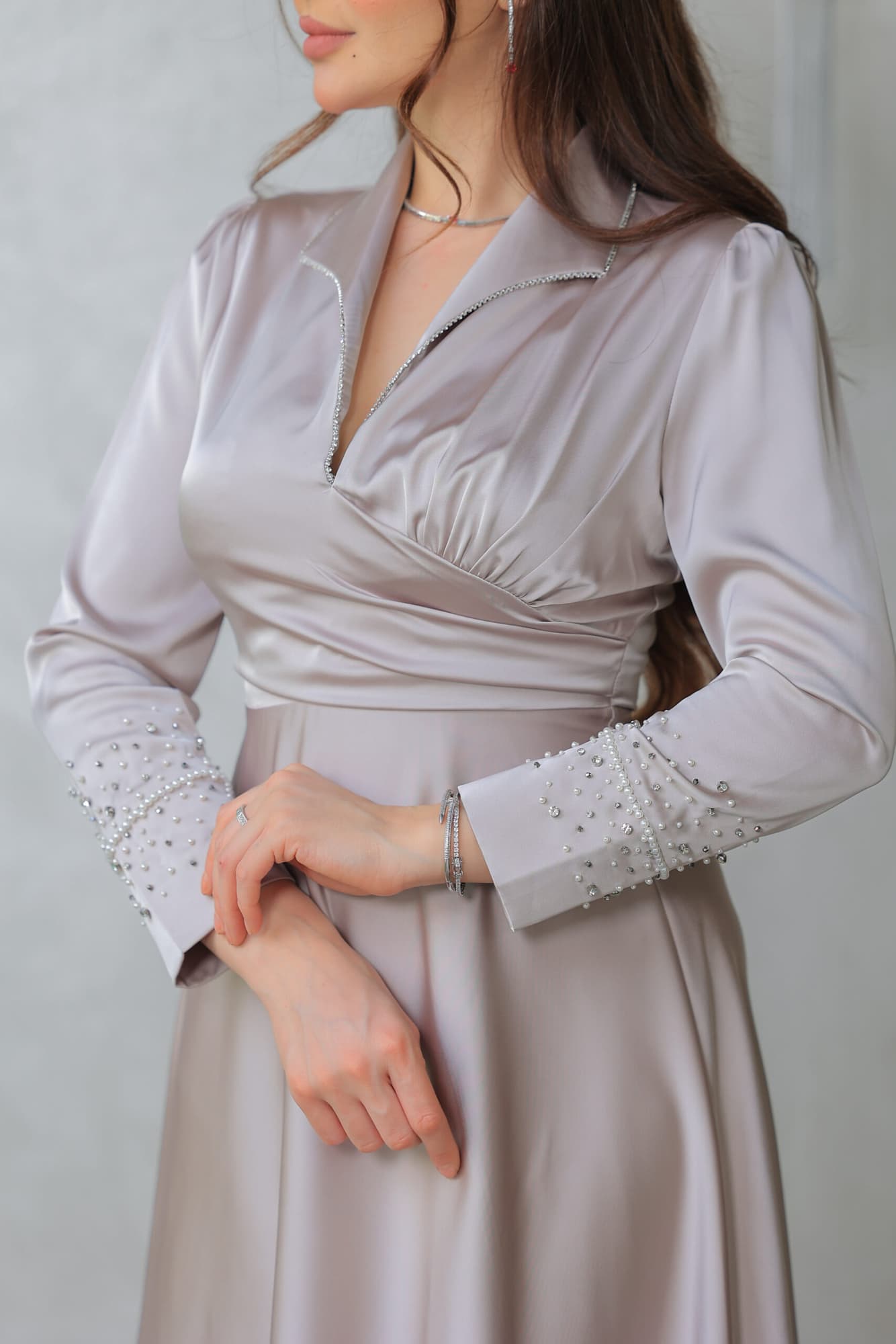 فستان أنيق مصنوع من قماش الساتان يتميز بتصميم كلاسيكي