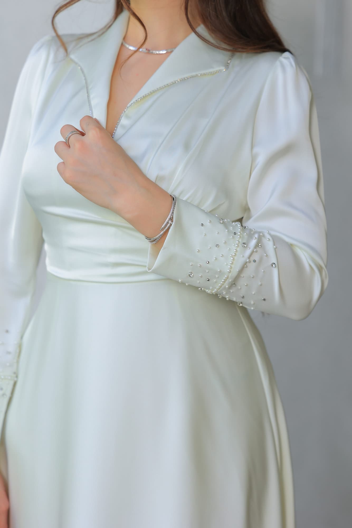 فستان أنيق مصنوع من قماش الساتان يتميز بتصميم كلاسيكي