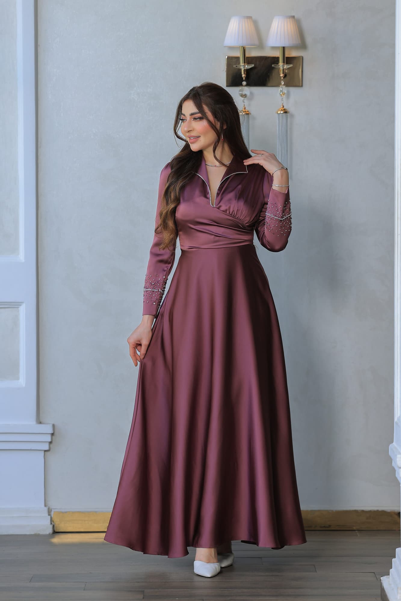 فستان أنيق مصنوع من قماش الساتان يتميز بتصميم كلاسيكي