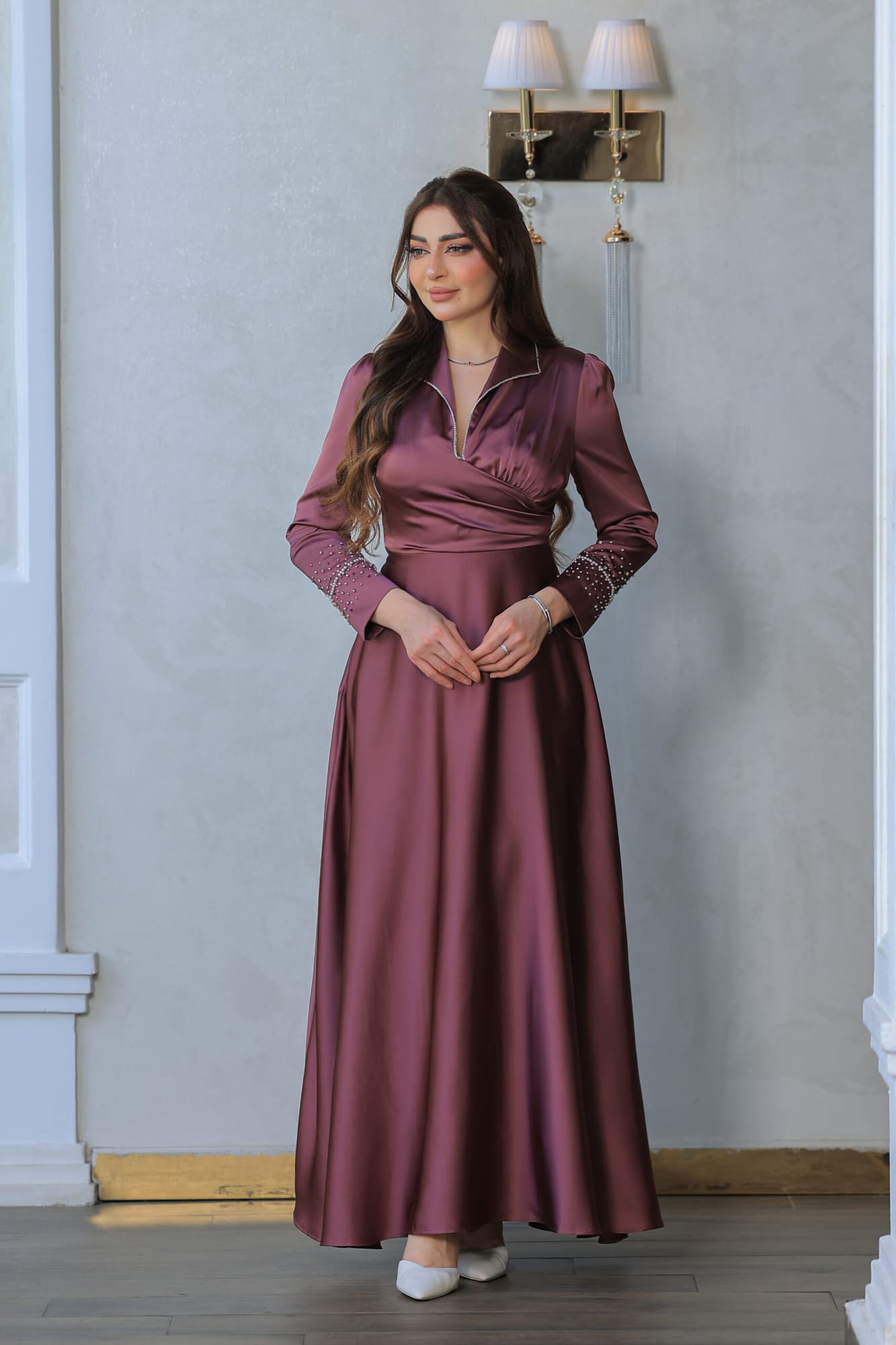 فستان أنيق مصنوع من قماش الساتان يتميز بتصميم كلاسيكي