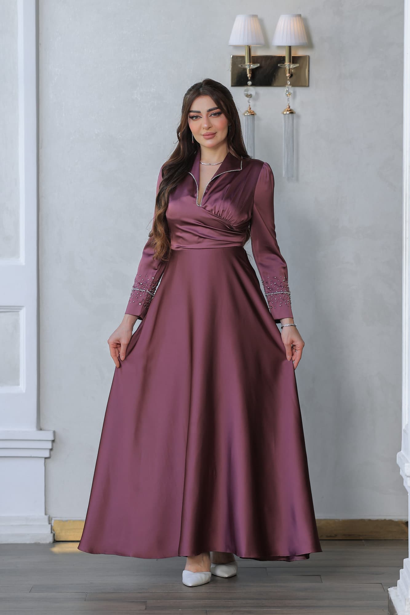 فستان أنيق مصنوع من قماش الساتان يتميز بتصميم كلاسيكي